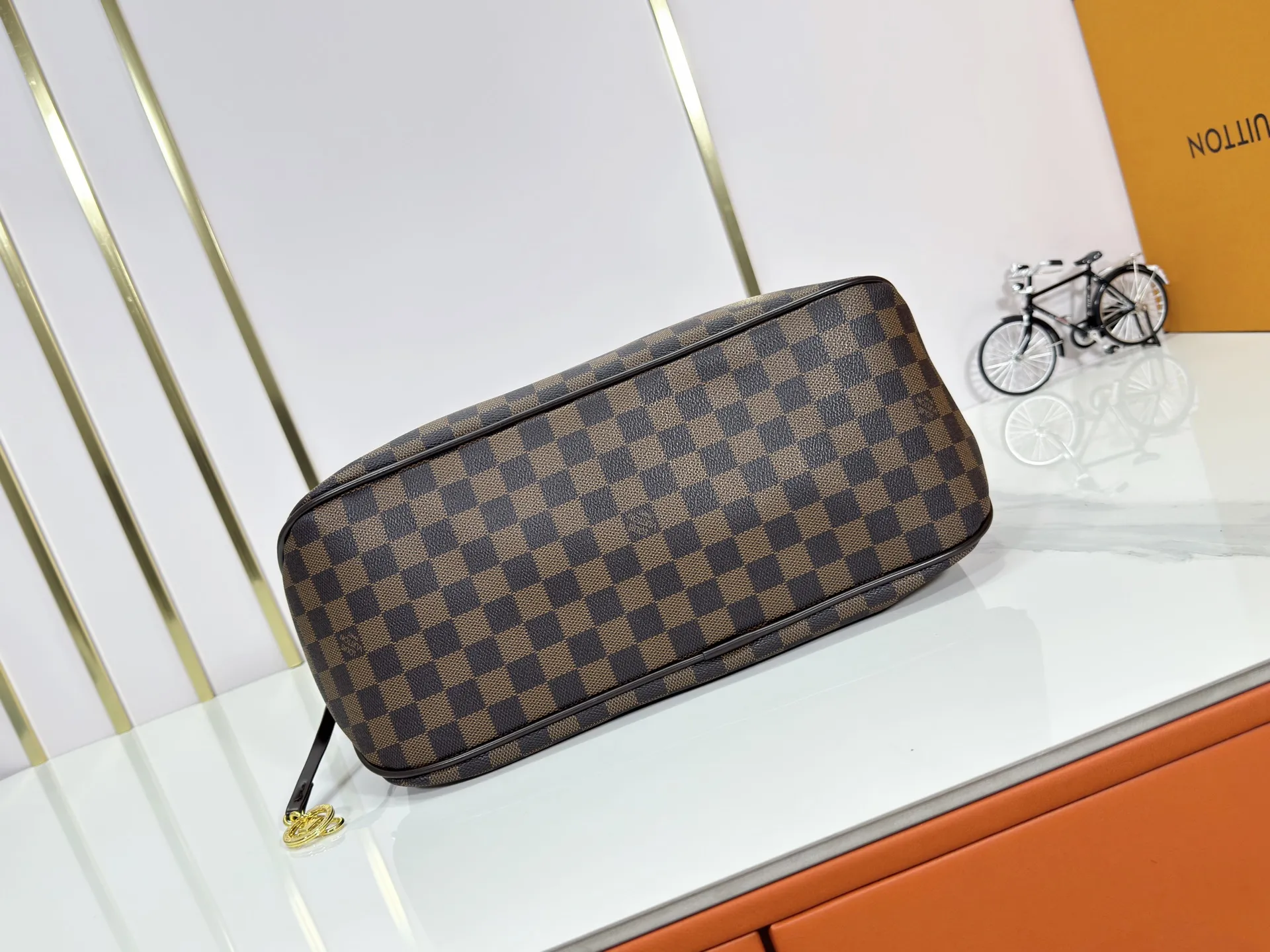 P240 upgraded original M50156 Delightful second-hand version shopping bag! When you spend your workday in the city and your weekend at the beach, you don’t need to change your bag, because this fashionable, summery damier azur canvas calvi bag can be used for both work and beach vacations. This roomy tote features a large opening for easy access, convenient compartments and pockets to keep everything organized, and a vibrant garnet fabric lining adds a splash of color for a sunny summer mood. size: 41.0×33.0×15.0 cm.