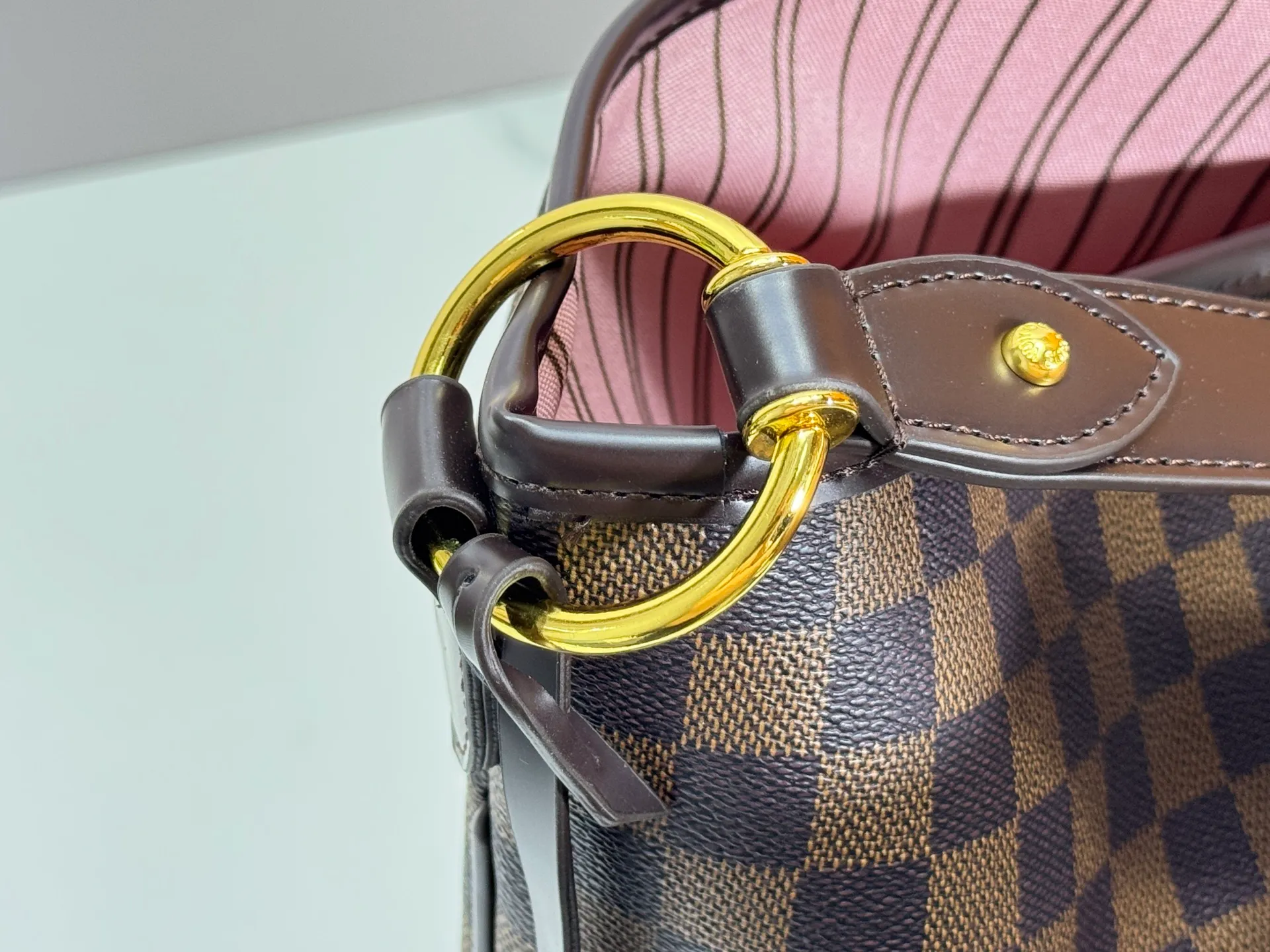 P240 upgraded original M50156 Delightful second-hand version shopping bag! When you spend your workday in the city and your weekend at the beach, you don’t need to change your bag, because this fashionable, summery damier azur canvas calvi bag can be used for both work and beach vacations. This roomy tote features a large opening for easy access, convenient compartments and pockets to keep everything organized, and a vibrant garnet fabric lining adds a splash of color for a sunny summer mood. size: 41.0×33.0×15.0 cm.