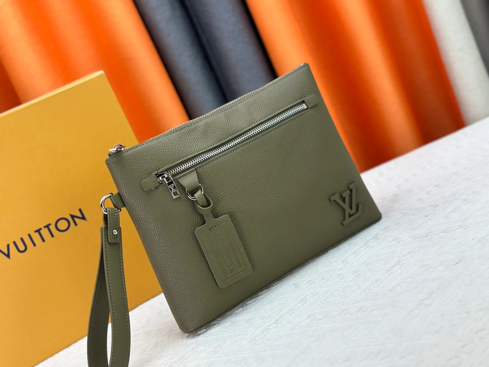 P240 M69837 M81735 M11486 M40504 M40505 Full leather clutch IPAD protective case The new LV Aerogram iPad protective case releases trendy style with a restrained design. The soft and delicate calfskin is like old aviation letterhead, the metal LV letters and customizable labels reveal classic heritage, and elements such as the detachable leather wristband upgrade the functionality. Dimensions: 30 x 22 x 5 cm
