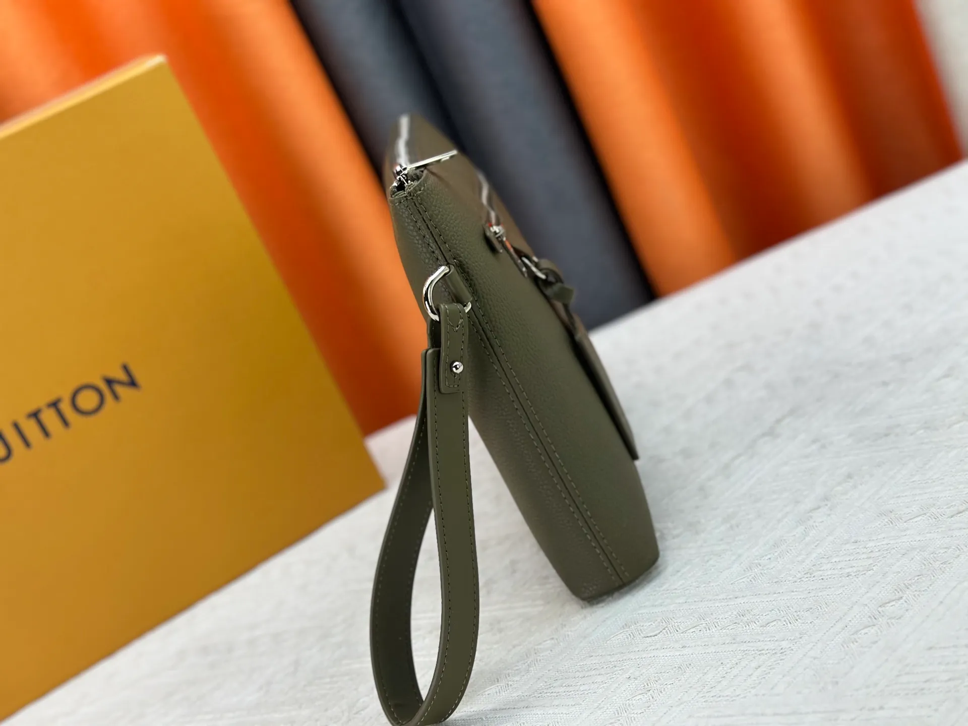 P240 M69837 M81735 M11486 M40504 M40505 Full leather clutch IPAD protective case The new LV Aerogram iPad protective case releases trendy style with a restrained design. The soft and delicate calfskin is like old aviation letterhead, the metal LV letters and customizable labels reveal classic heritage, and elements such as the detachable leather wristband upgrade the functionality. Dimensions: 30 x 22 x 5 cm