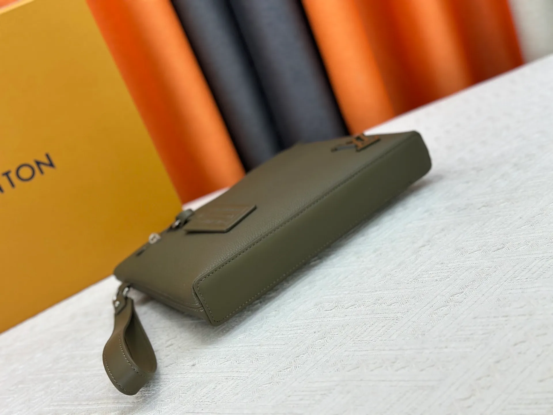 P240 M69837 M81735 M11486 M40504 M40505 Full leather clutch IPAD protective case The new LV Aerogram iPad protective case releases trendy style with a restrained design. The soft and delicate calfskin is like old aviation letterhead, the metal LV letters and customizable labels reveal classic heritage, and elements such as the detachable leather wristband upgrade the functionality. Dimensions: 30 x 22 x 5 cm
