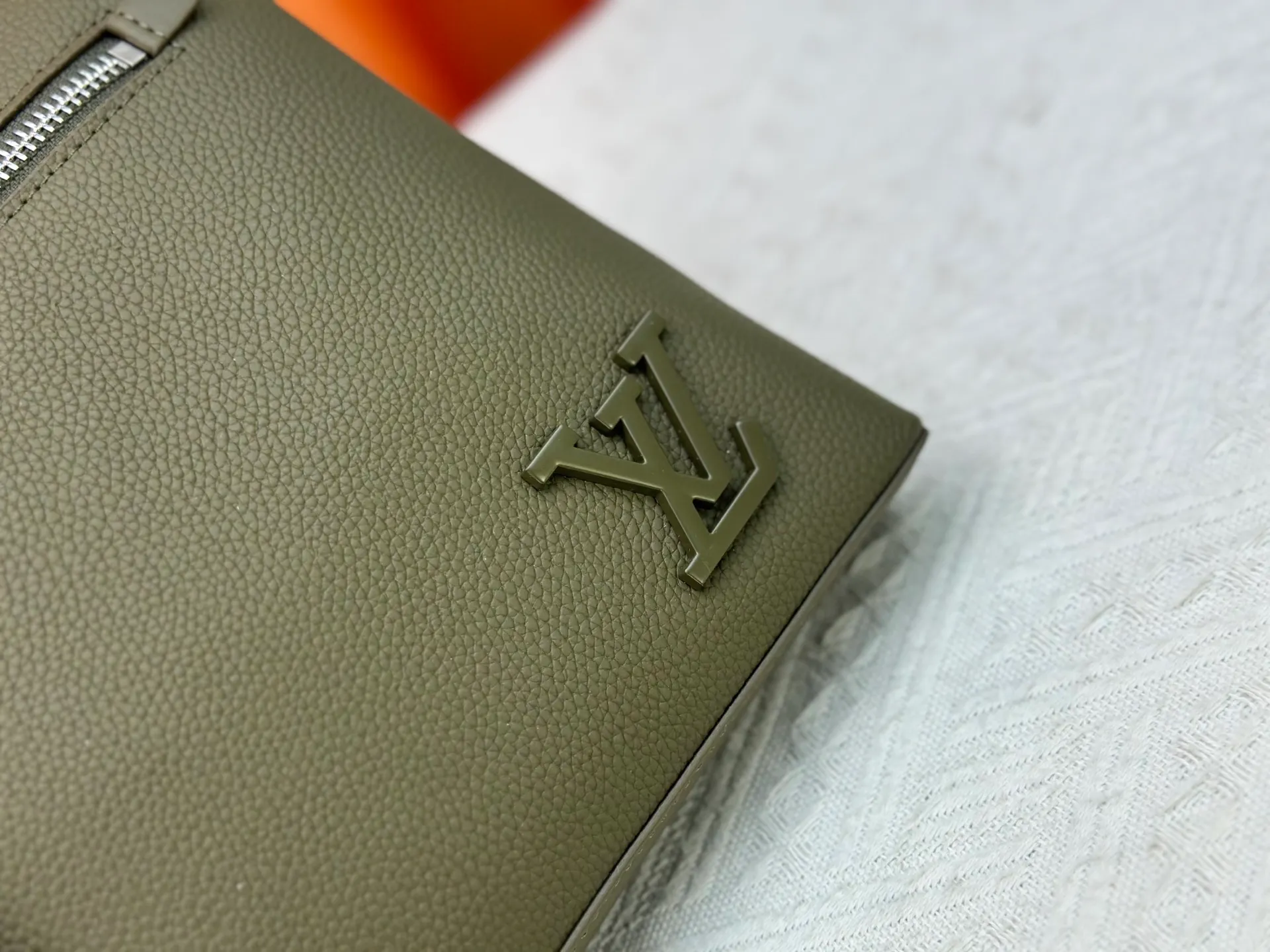 P240 M69837 M81735 M11486 M40504 M40505 Full leather clutch IPAD protective case The new LV Aerogram iPad protective case releases trendy style with a restrained design. The soft and delicate calfskin is like old aviation letterhead, the metal LV letters and customizable labels reveal classic heritage, and elements such as the detachable leather wristband upgrade the functionality. Dimensions: 30 x 22 x 5 cm