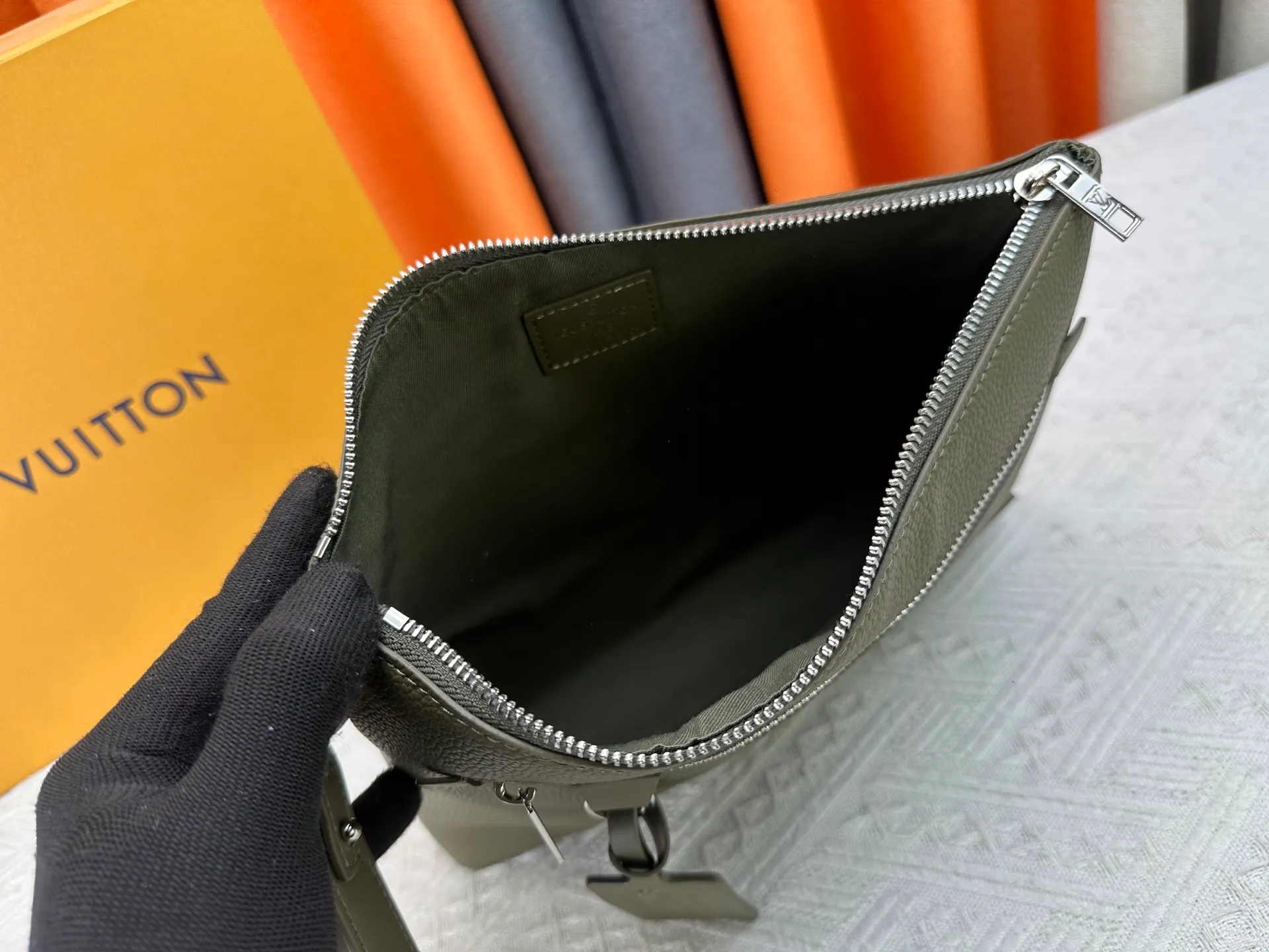 P240 M69837 M81735 M11486 M40504 M40505 Full leather clutch IPAD protective case The new LV Aerogram iPad protective case releases trendy style with a restrained design. The soft and delicate calfskin is like old aviation letterhead, the metal LV letters and customizable labels reveal classic heritage, and elements such as the detachable leather wristband upgrade the functionality. Dimensions: 30 x 22 x 5 cm