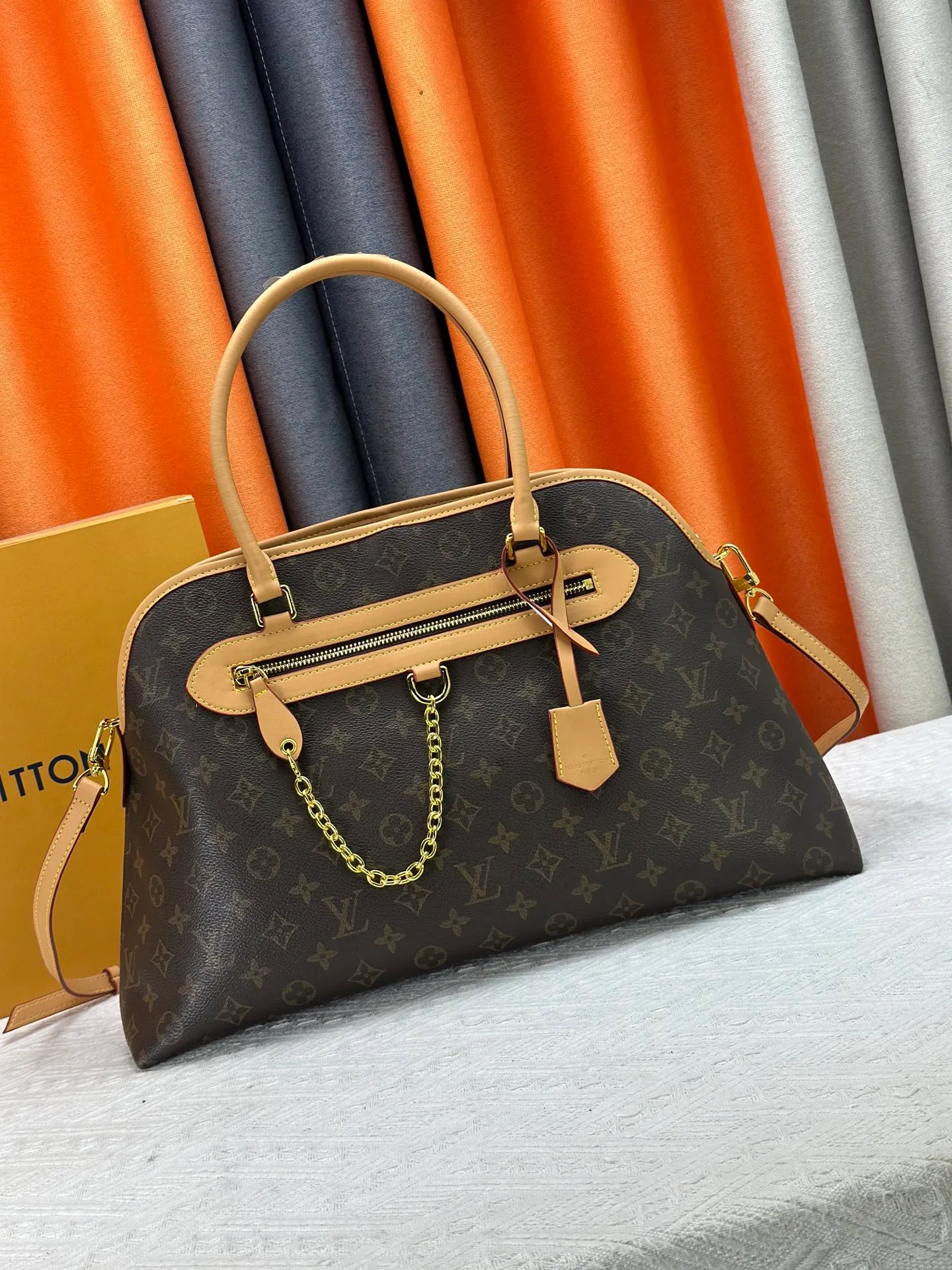 P310 Upgraded original M15208 M25774 This Louis Vuitton Ever More PM handbag is made of classic Monogram canvas, with light-colored cowhide trim, and is decorated with a metal chain and padlock design. It can be carried on the shoulder and carried on the shoulder. It is the brand's modern interpretation of retro bags, integrating classic elements and contemporary design, showing an elegant retro style in the 2025 retro trend. It is suitable for daily commuting, leisure and other occasions. It is a fashionable and practical item. Dimensions: 44.0 x 27.5 x 14.0 cm