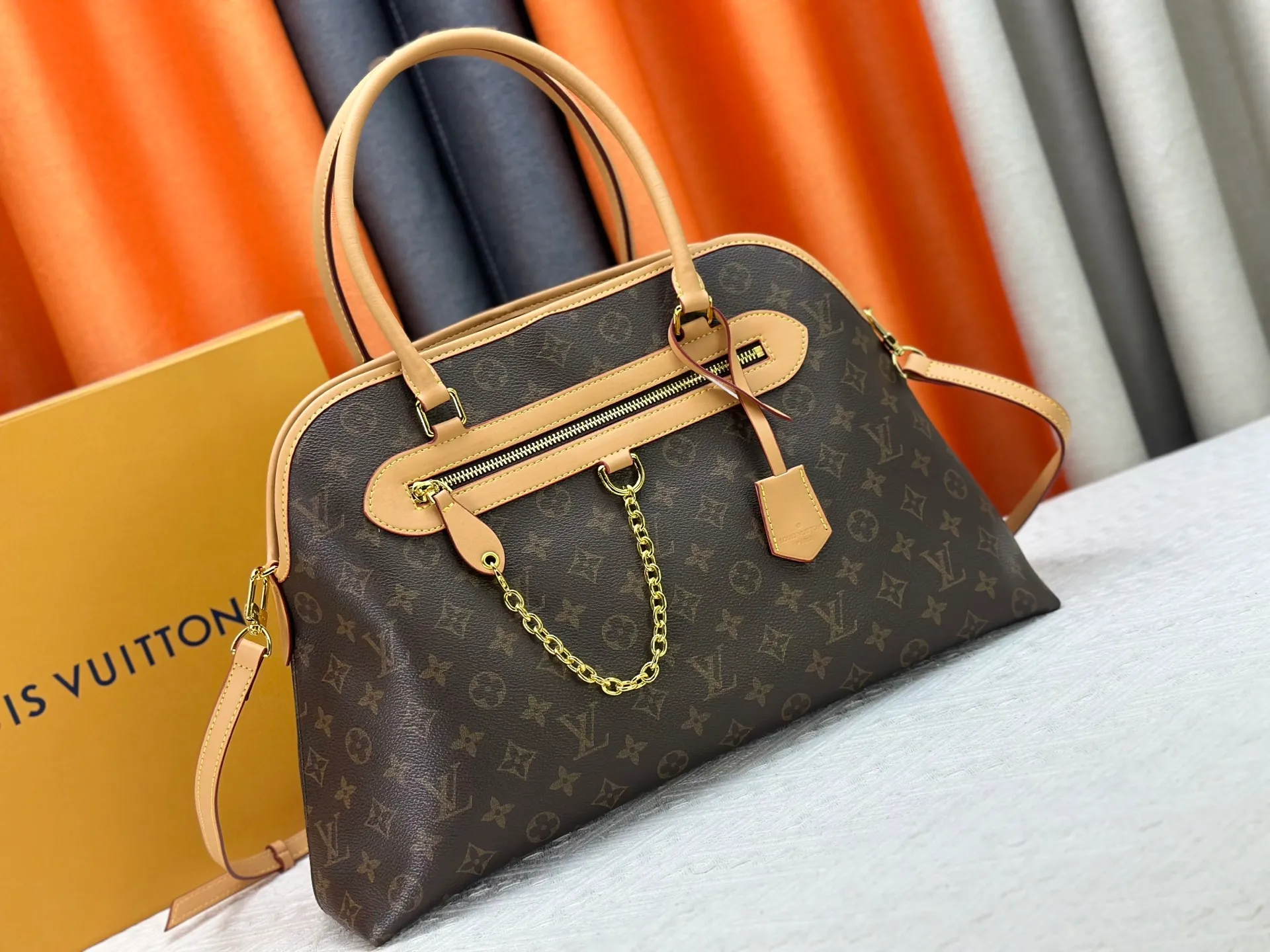 P310 Upgraded original M15208 M25774 This Louis Vuitton Ever More PM handbag is made of classic Monogram canvas, with light-colored cowhide trim, and is decorated with a metal chain and padlock design. It can be carried on the shoulder and carried on the shoulder. It is the brand's modern interpretation of retro bags, integrating classic elements and contemporary design, showing an elegant retro style in the 2025 retro trend. It is suitable for daily commuting, leisure and other occasions. It is a fashionable and practical item. Dimensions: 44.0 x 27.5 x 14.0 cm