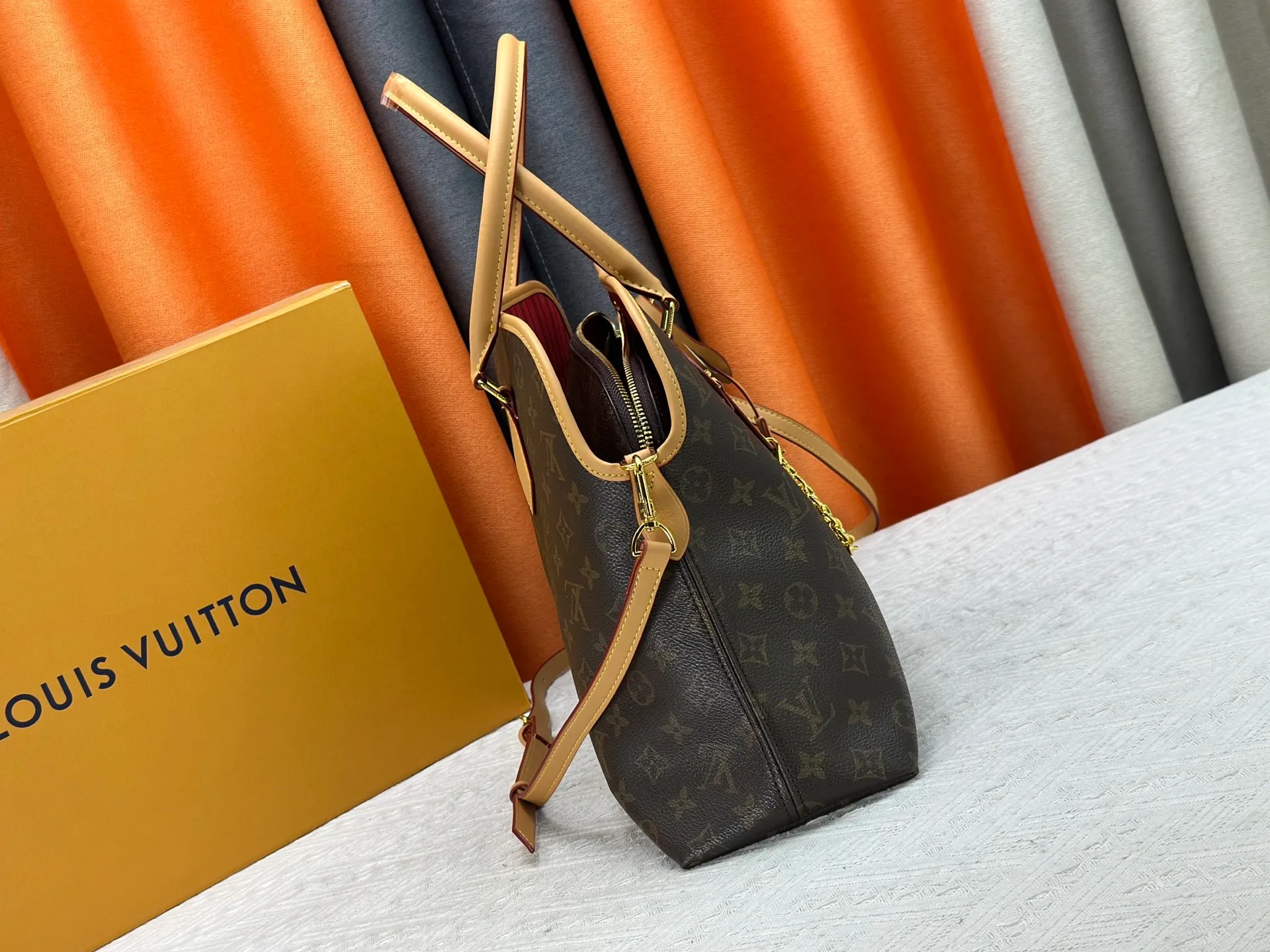 P310 Upgraded original M15208 M25774 This Louis Vuitton Ever More PM handbag is made of classic Monogram canvas, with light-colored cowhide trim, and is decorated with a metal chain and padlock design. It can be carried on the shoulder and carried on the shoulder. It is the brand's modern interpretation of retro bags, integrating classic elements and contemporary design, showing an elegant retro style in the 2025 retro trend. It is suitable for daily commuting, leisure and other occasions. It is a fashionable and practical item. Dimensions: 44.0 x 27.5 x 14.0 cm