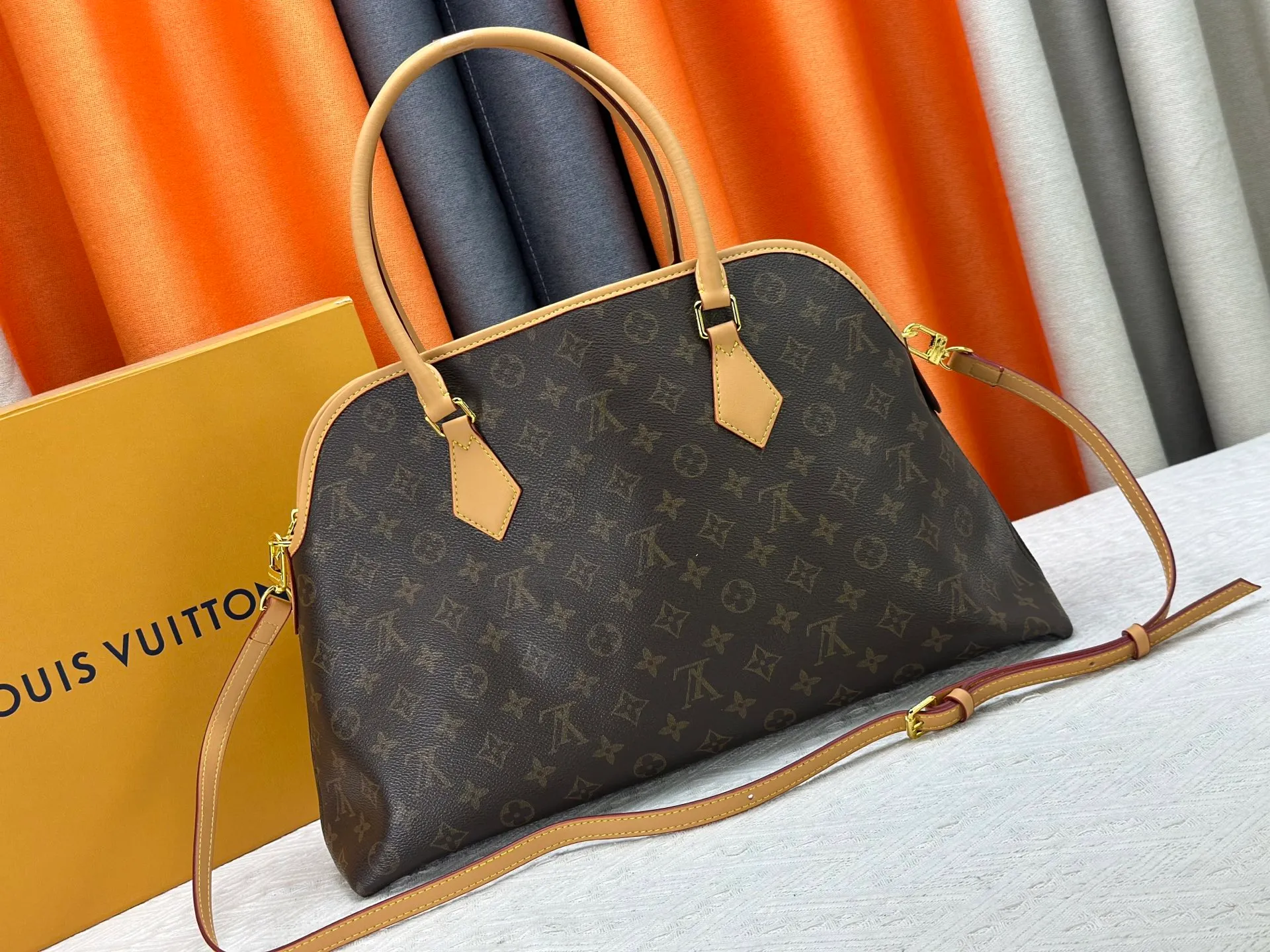 P310 Upgraded original M15208 M25774 This Louis Vuitton Ever More PM handbag is made of classic Monogram canvas, with light-colored cowhide trim, and is decorated with a metal chain and padlock design. It can be carried on the shoulder and carried on the shoulder. It is the brand's modern interpretation of retro bags, integrating classic elements and contemporary design, showing an elegant retro style in the 2025 retro trend. It is suitable for daily commuting, leisure and other occasions. It is a fashionable and practical item. Dimensions: 44.0 x 27.5 x 14.0 cm