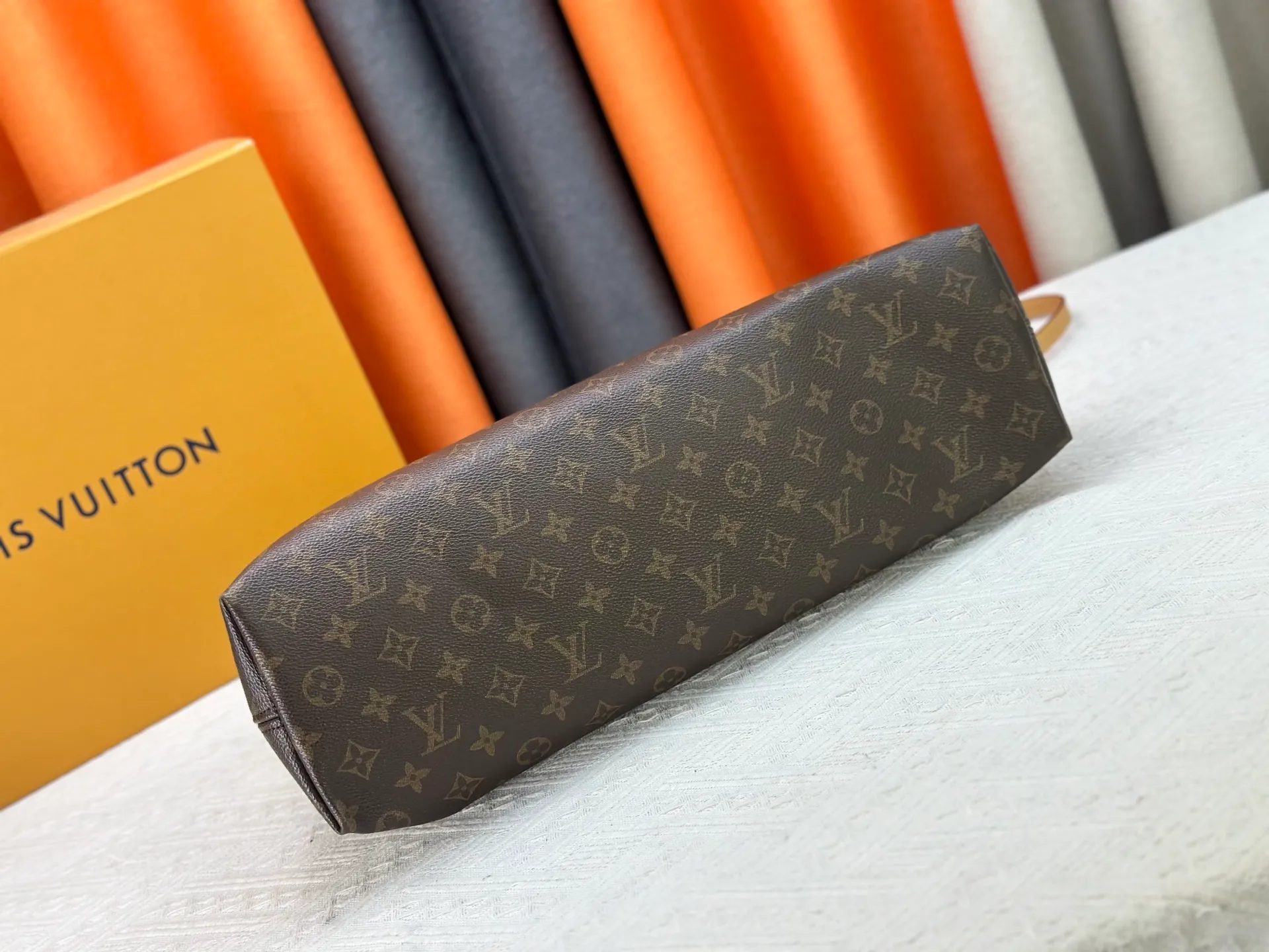 P310 Upgraded original M15208 M25774 This Louis Vuitton Ever More PM handbag is made of classic Monogram canvas, with light-colored cowhide trim, and is decorated with a metal chain and padlock design. It can be carried on the shoulder and carried on the shoulder. It is the brand's modern interpretation of retro bags, integrating classic elements and contemporary design, showing an elegant retro style in the 2025 retro trend. It is suitable for daily commuting, leisure and other occasions. It is a fashionable and practical item. Dimensions: 44.0 x 27.5 x 14.0 cm
