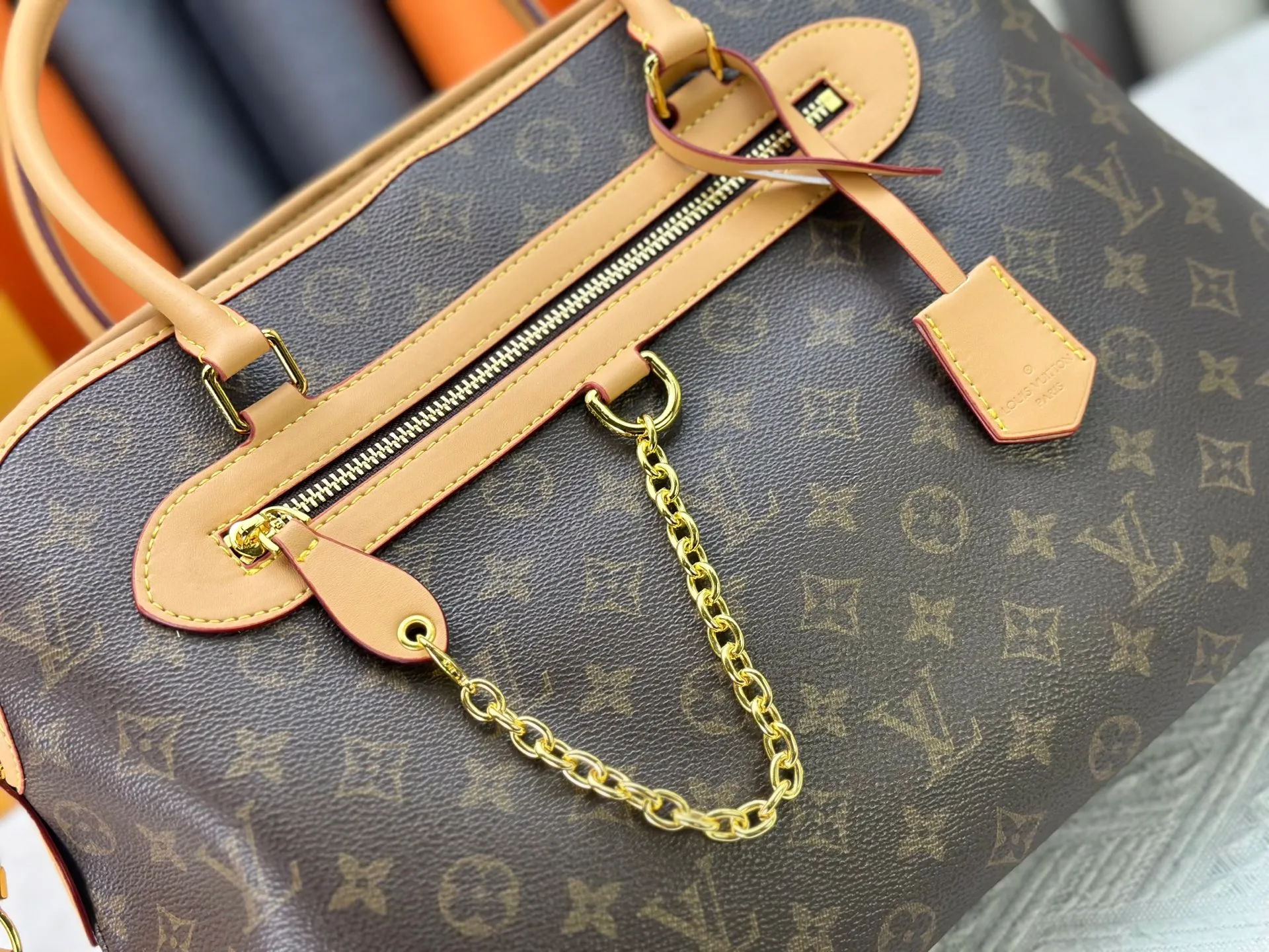 P310 Upgraded original M15208 M25774 This Louis Vuitton Ever More PM handbag is made of classic Monogram canvas, with light-colored cowhide trim, and is decorated with a metal chain and padlock design. It can be carried on the shoulder and carried on the shoulder. It is the brand's modern interpretation of retro bags, integrating classic elements and contemporary design, showing an elegant retro style in the 2025 retro trend. It is suitable for daily commuting, leisure and other occasions. It is a fashionable and practical item. Dimensions: 44.0 x 27.5 x 14.0 cm