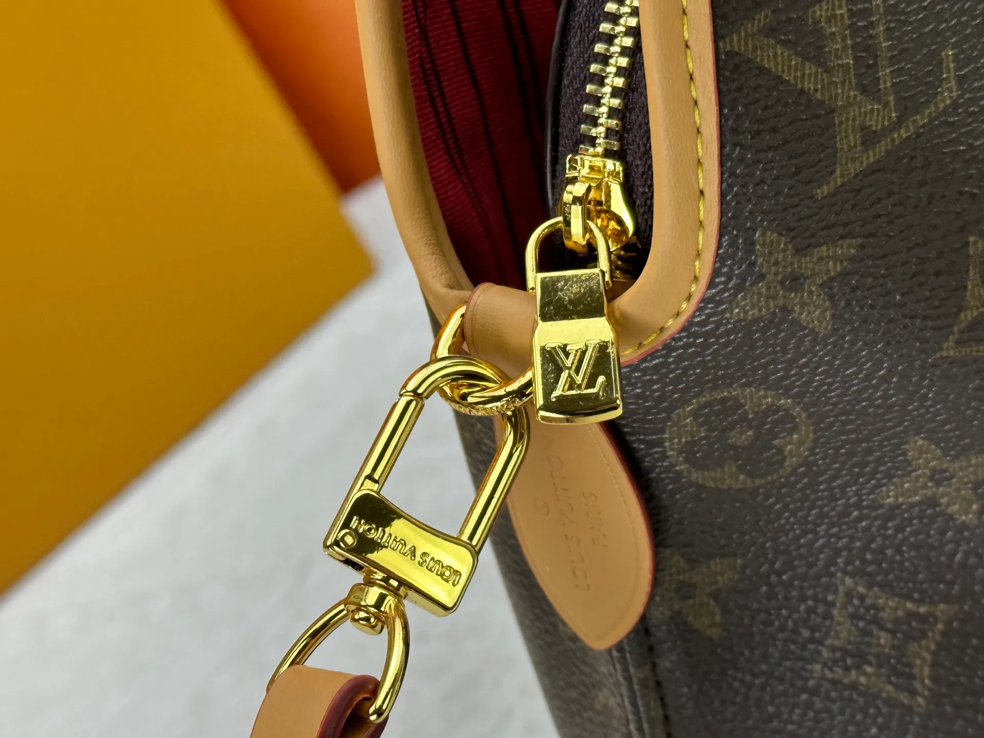 P310 Upgraded original M15208 M25774 This Louis Vuitton Ever More PM handbag is made of classic Monogram canvas, with light-colored cowhide trim, and is decorated with a metal chain and padlock design. It can be carried on the shoulder and carried on the shoulder. It is the brand's modern interpretation of retro bags, integrating classic elements and contemporary design, showing an elegant retro style in the 2025 retro trend. It is suitable for daily commuting, leisure and other occasions. It is a fashionable and practical item. Dimensions: 44.0 x 27.5 x 14.0 cm