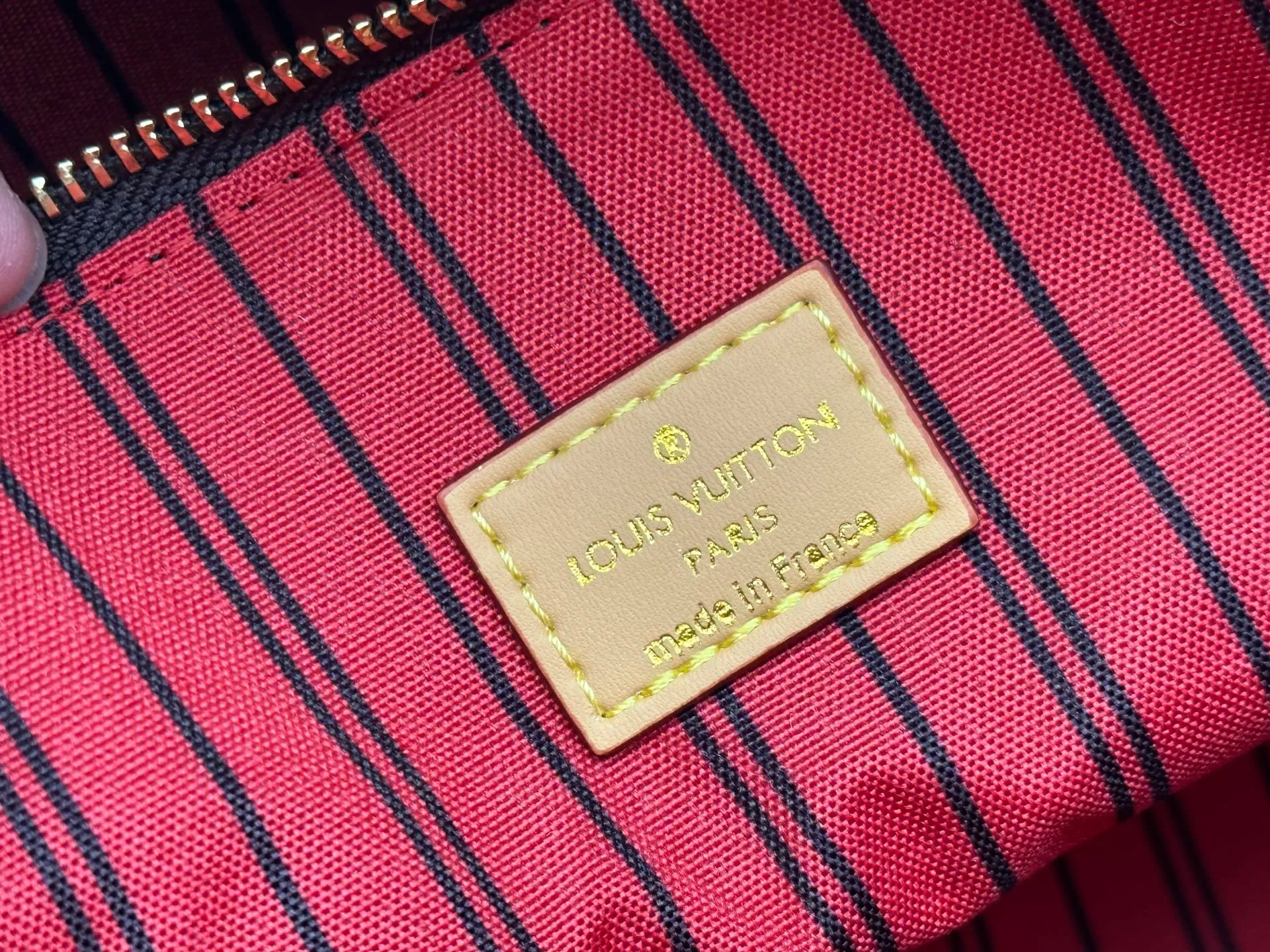 P310 Upgraded original M15208 M25774 This Louis Vuitton Ever More PM handbag is made of classic Monogram canvas, with light-colored cowhide trim, and is decorated with a metal chain and padlock design. It can be carried on the shoulder and carried on the shoulder. It is the brand's modern interpretation of retro bags, integrating classic elements and contemporary design, showing an elegant retro style in the 2025 retro trend. It is suitable for daily commuting, leisure and other occasions. It is a fashionable and practical item. Dimensions: 44.0 x 27.5 x 14.0 cm