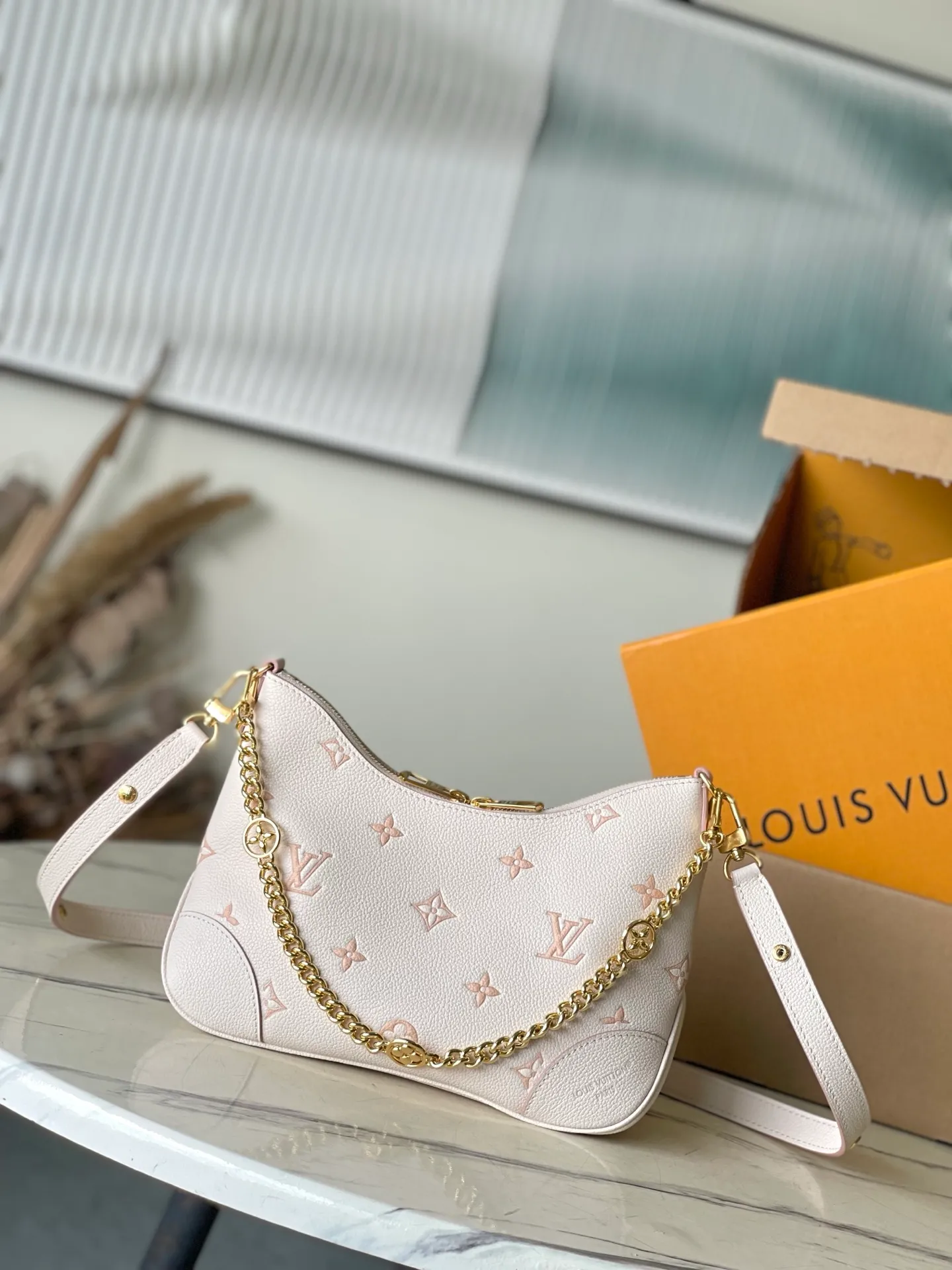 💰1100 (top layer leather) top original order M14364 This Boulogne handbag reinterprets the classic Monogram Empreinte leather with the same color aesthetic, and injects elegant luster with the detachable chain and LV floral decoration. The smart structure allows for a variety of carrying methods, and the inner patch pocket can easily store a smartphone. Dimensions: 29 × 16 × 9.5 cm