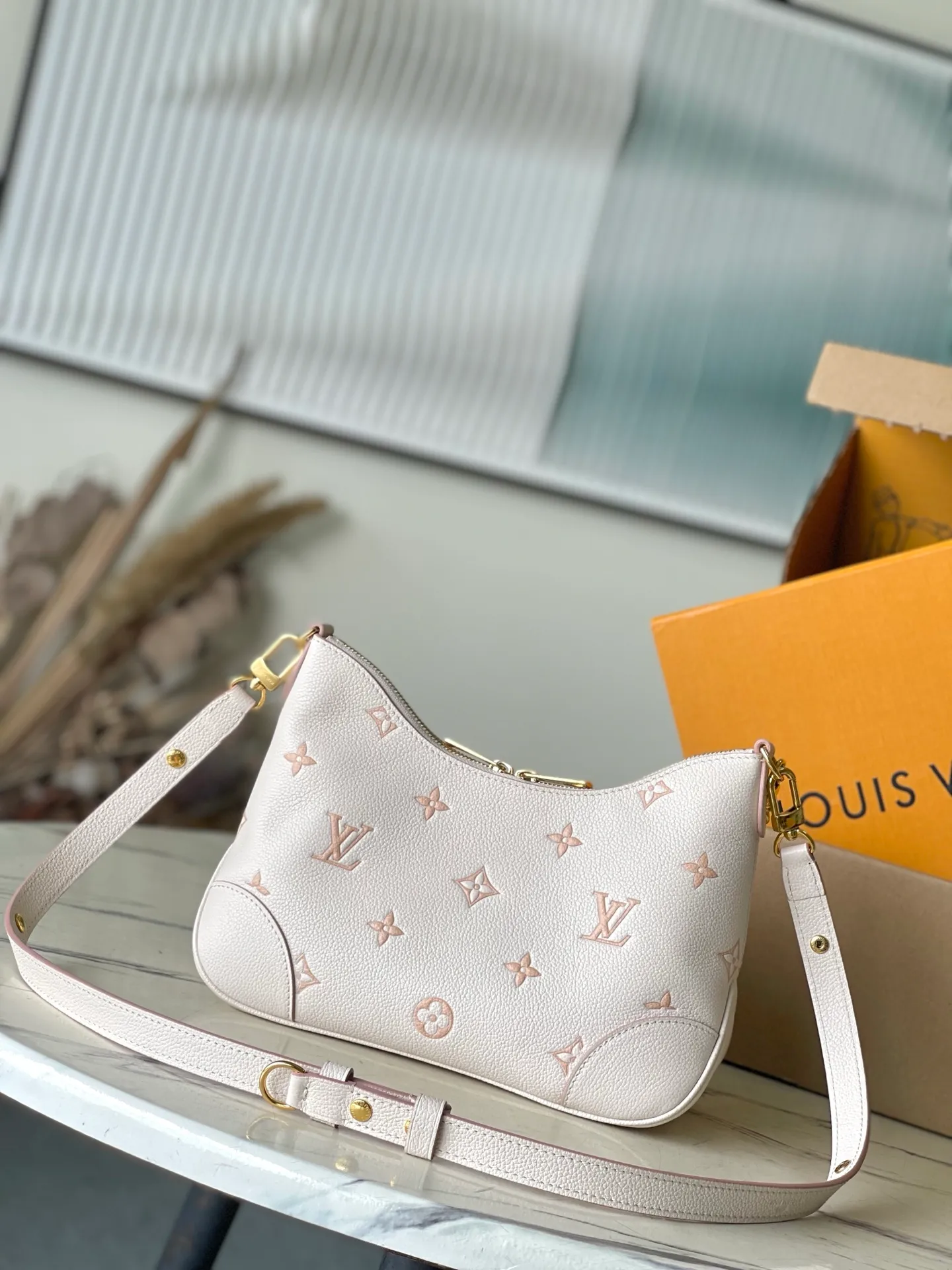 💰1100 (top layer leather) top original order M14364 This Boulogne handbag reinterprets the classic Monogram Empreinte leather with the same color aesthetic, and injects elegant luster with the detachable chain and LV floral decoration. The smart structure allows for a variety of carrying methods, and the inner patch pocket can easily store a smartphone. Dimensions: 29 × 16 × 9.5 cm