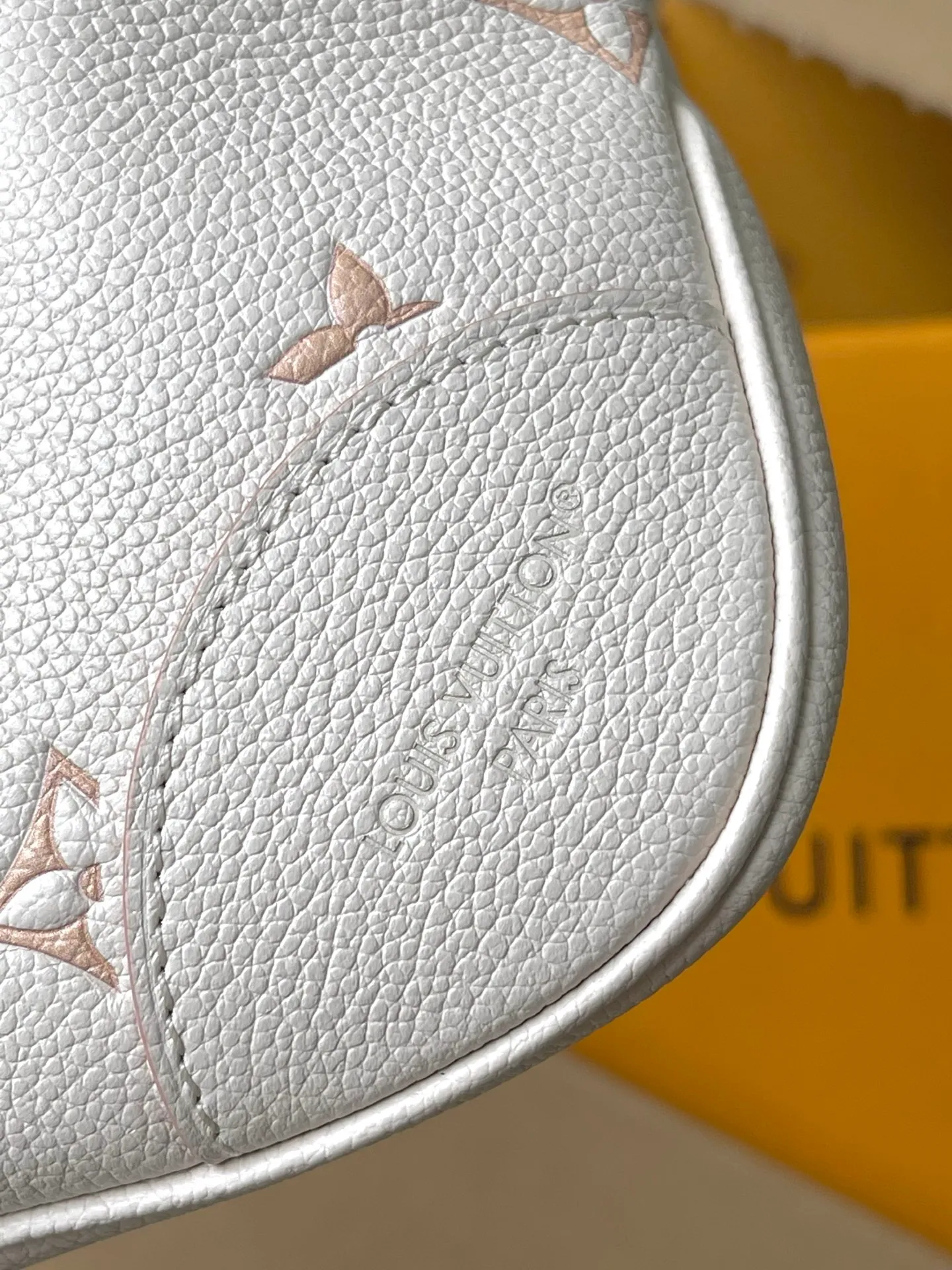 💰1100 (top layer leather) top original order M14364 This Boulogne handbag reinterprets the classic Monogram Empreinte leather with the same color aesthetic, and injects elegant luster with the detachable chain and LV floral decoration. The smart structure allows for a variety of carrying methods, and the inner patch pocket can easily store a smartphone. Dimensions: 29 × 16 × 9.5 cm