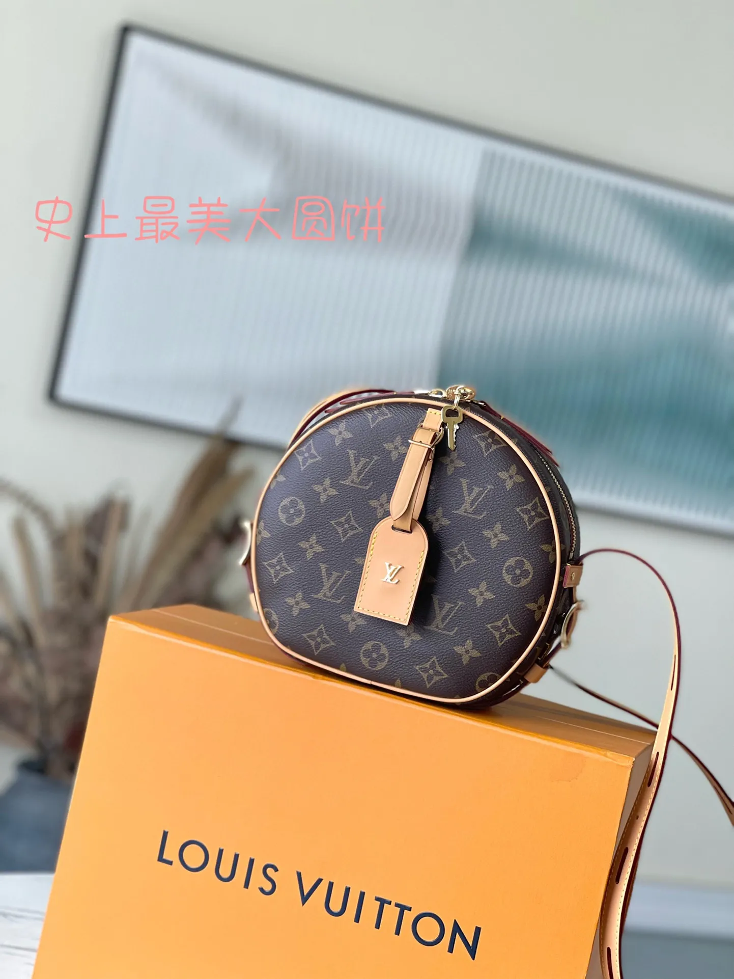 💰800 Top Original Order M52294 M45647 BOITE CHAPEAU Handbag In the 2018 autumn and winter series, women's artistic director Nicolas Ghesquière launched the elegant and charming Boite Chapeau soft handbag based on the classic hat box. Paying homage to the trunk-making tradition, the soft Monogram canvas body is paired with a long leather shoulder strap, making it easy to carry on the shoulder or cross-body. Dimensions: 20.0x 22.5x 8.0 cm (length x height x width)