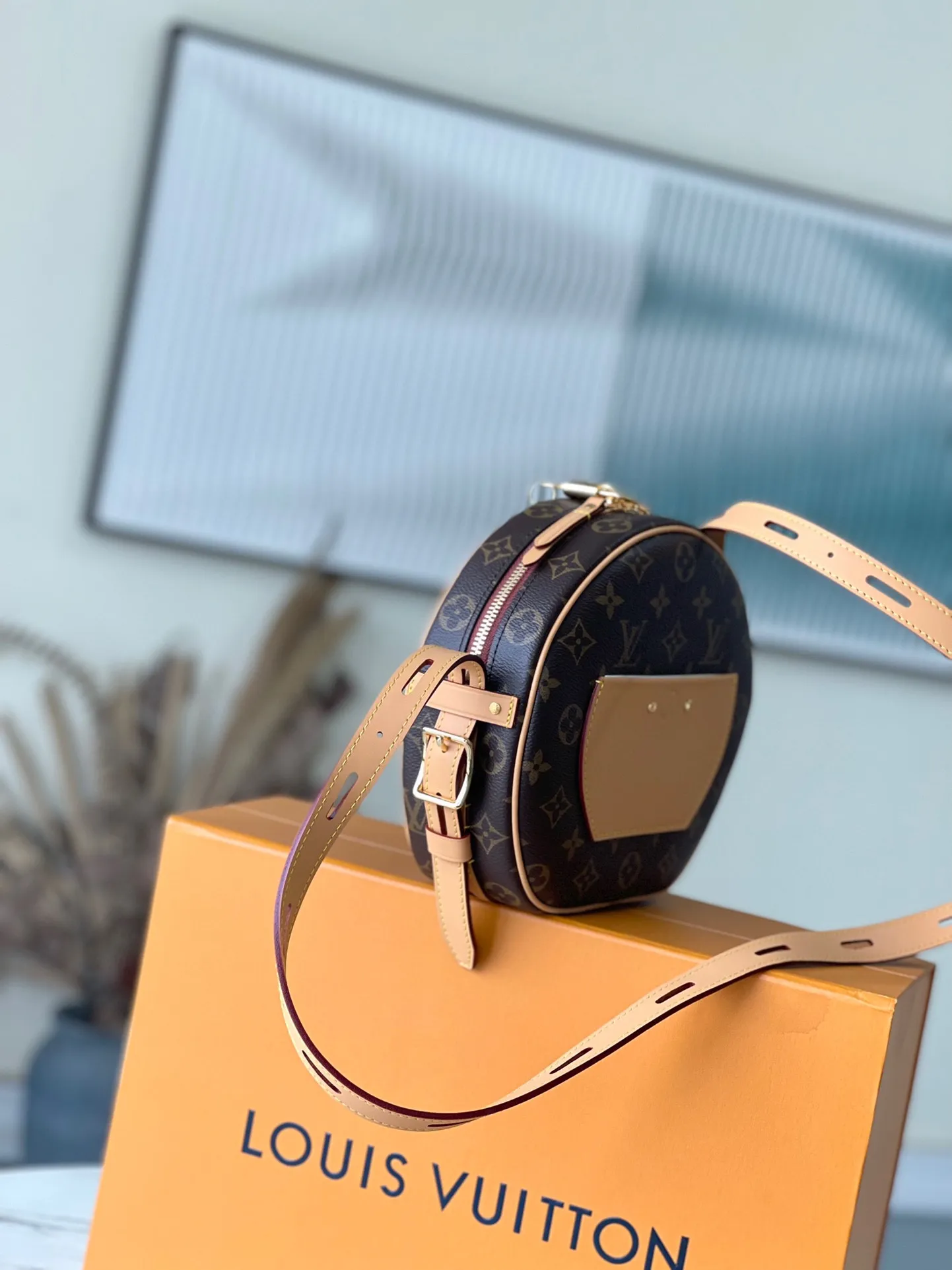 💰800 Top Original Order M52294 M45647 BOITE CHAPEAU Handbag In the 2018 autumn and winter series, women's artistic director Nicolas Ghesquière launched the elegant and charming Boite Chapeau soft handbag based on the classic hat box. Paying homage to the trunk-making tradition, the soft Monogram canvas body is paired with a long leather shoulder strap, making it easy to carry on the shoulder or cross-body. Dimensions: 20.0x 22.5x 8.0 cm (length x height x width)