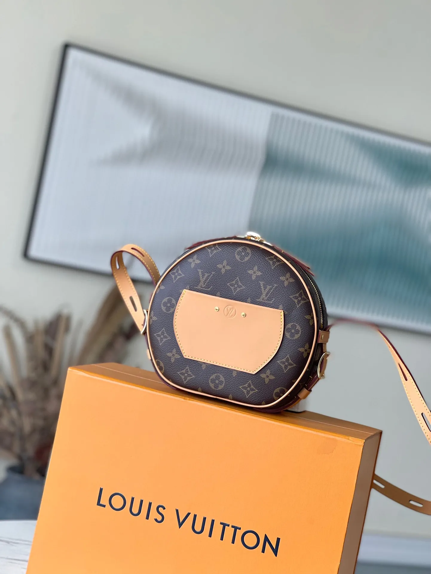 💰800 Top Original Order M52294 M45647 BOITE CHAPEAU Handbag In the 2018 autumn and winter series, women's artistic director Nicolas Ghesquière launched the elegant and charming Boite Chapeau soft handbag based on the classic hat box. Paying homage to the trunk-making tradition, the soft Monogram canvas body is paired with a long leather shoulder strap, making it easy to carry on the shoulder or cross-body. Dimensions: 20.0x 22.5x 8.0 cm (length x height x width)