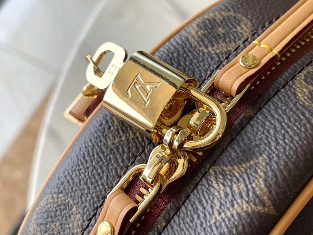 💰800 Top Original Order M52294 M45647 BOITE CHAPEAU Handbag In the 2018 autumn and winter series, women's artistic director Nicolas Ghesquière launched the elegant and charming Boite Chapeau soft handbag based on the classic hat box. Paying homage to the trunk-making tradition, the soft Monogram canvas body is paired with a long leather shoulder strap, making it easy to carry on the shoulder or cross-body. Dimensions: 20.0x 22.5x 8.0 cm (length x height x width)