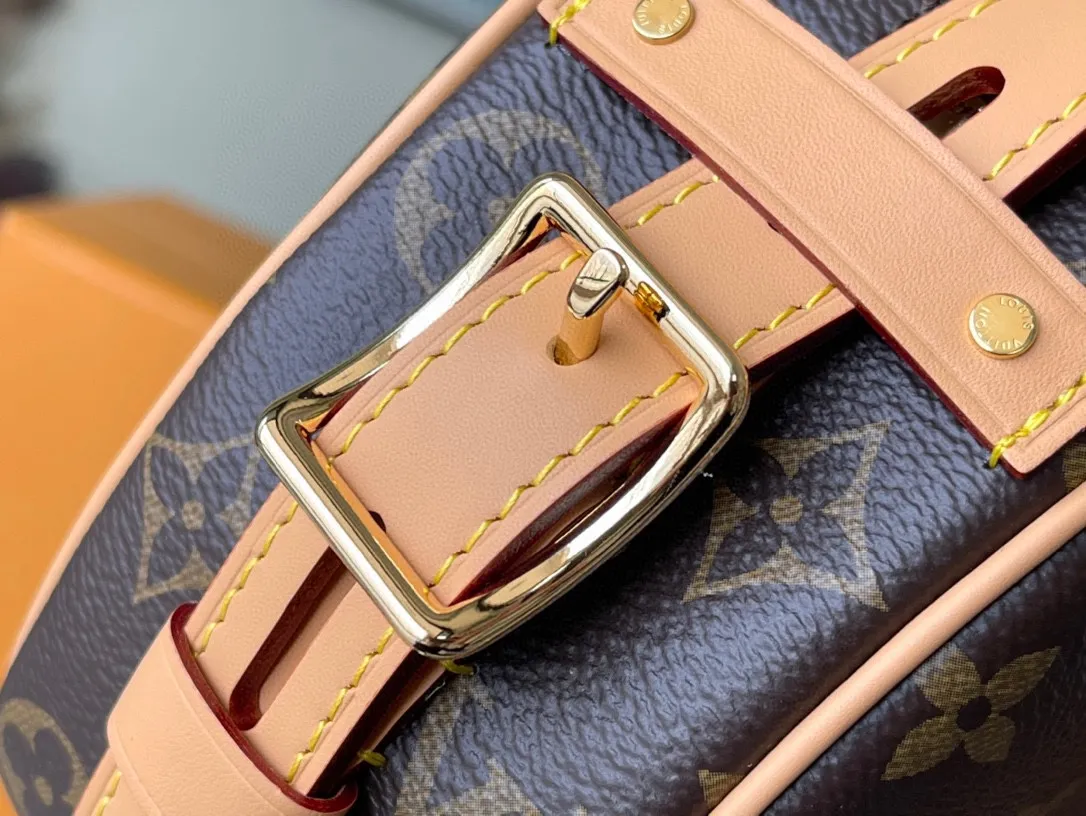 💰800 Top Original Order M52294 M45647 BOITE CHAPEAU Handbag In the 2018 autumn and winter series, women's artistic director Nicolas Ghesquière launched the elegant and charming Boite Chapeau soft handbag based on the classic hat box. Paying homage to the trunk-making tradition, the soft Monogram canvas body is paired with a long leather shoulder strap, making it easy to carry on the shoulder or cross-body. Dimensions: 20.0x 22.5x 8.0 cm (length x height x width)