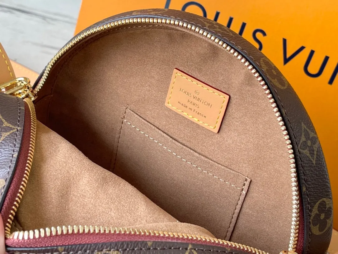 💰800 Top Original Order M52294 M45647 BOITE CHAPEAU Handbag In the 2018 autumn and winter series, women's artistic director Nicolas Ghesquière launched the elegant and charming Boite Chapeau soft handbag based on the classic hat box. Paying homage to the trunk-making tradition, the soft Monogram canvas body is paired with a long leather shoulder strap, making it easy to carry on the shoulder or cross-body. Dimensions: 20.0x 22.5x 8.0 cm (length x height x width)