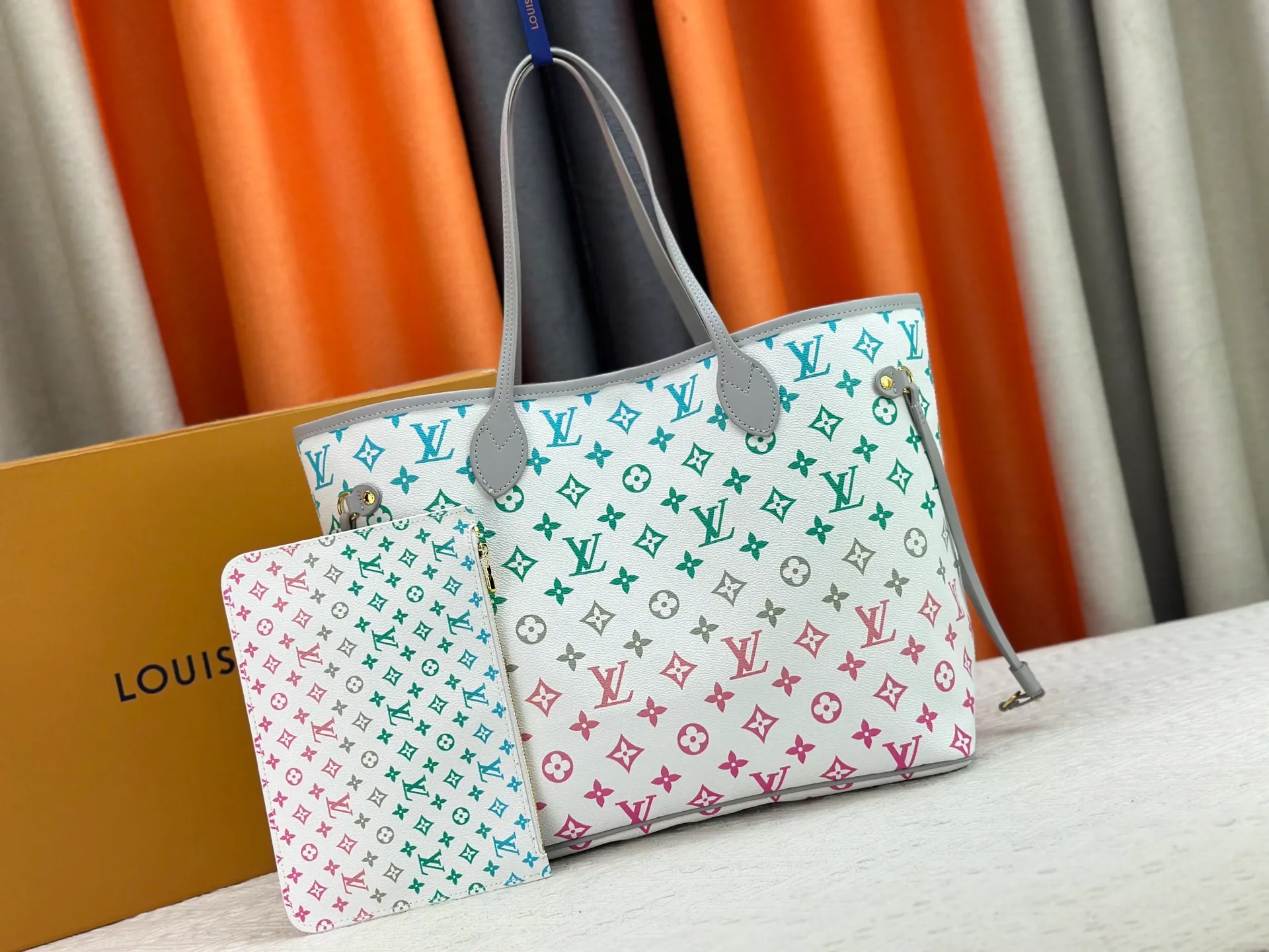 P280 Upgraded original M14210 M45686 M46649 M58907 M46329 M21579 M45685 M46676 M40995 This Neverfull medium handbag uses embossing and printing processes to depict the Monogram pattern on the cow leather. Tighten the side straps and the tote instantly transforms into an elegant urban handbag; the long handle makes it easy to carry over the shoulder or elbow. 31.0 x 28.0 x 14.0 cm (length x height x width)