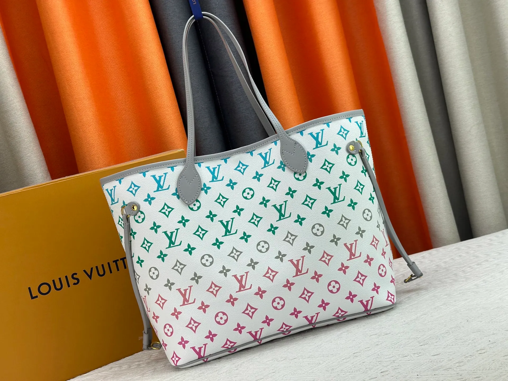 P280 Upgraded original M14210 M45686 M46649 M58907 M46329 M21579 M45685 M46676 M40995 This Neverfull medium handbag uses embossing and printing processes to depict the Monogram pattern on the cow leather. Tighten the side straps and the tote instantly transforms into an elegant urban handbag; the long handle makes it easy to carry over the shoulder or elbow. 31.0 x 28.0 x 14.0 cm (length x height x width)