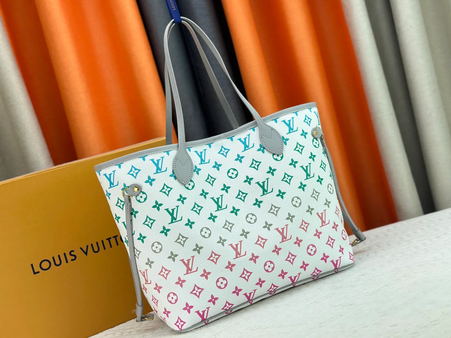 P280 Upgraded original M14210 M45686 M46649 M58907 M46329 M21579 M45685 M46676 M40995 This Neverfull medium handbag uses embossing and printing processes to depict the Monogram pattern on the cow leather. Tighten the side straps and the tote instantly transforms into an elegant urban handbag; the long handle makes it easy to carry over the shoulder or elbow. 31.0 x 28.0 x 14.0 cm (length x height x width)