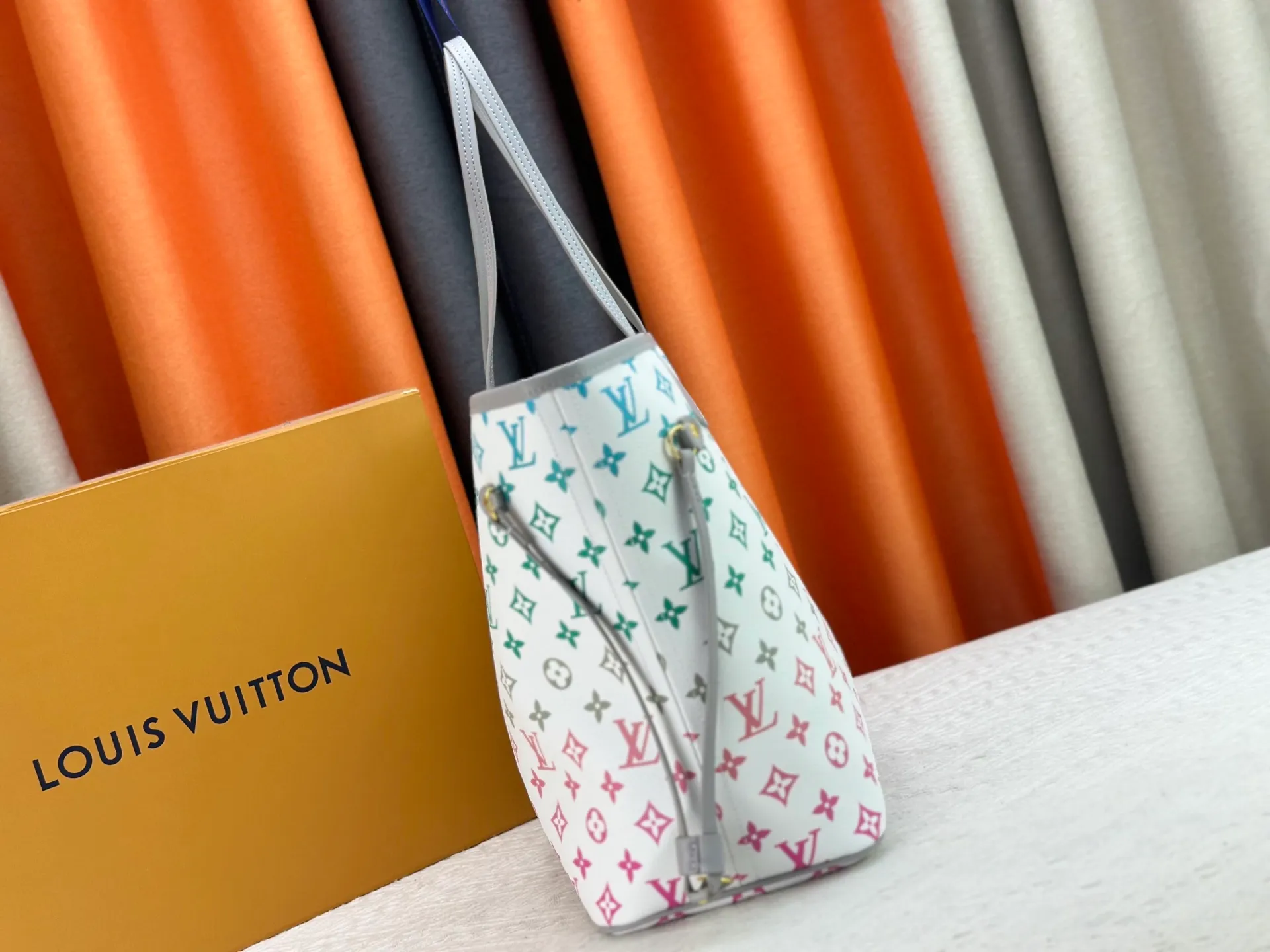P280 Upgraded original M14210 M45686 M46649 M58907 M46329 M21579 M45685 M46676 M40995 This Neverfull medium handbag uses embossing and printing processes to depict the Monogram pattern on the cow leather. Tighten the side straps and the tote instantly transforms into an elegant urban handbag; the long handle makes it easy to carry over the shoulder or elbow. 31.0 x 28.0 x 14.0 cm (length x height x width)