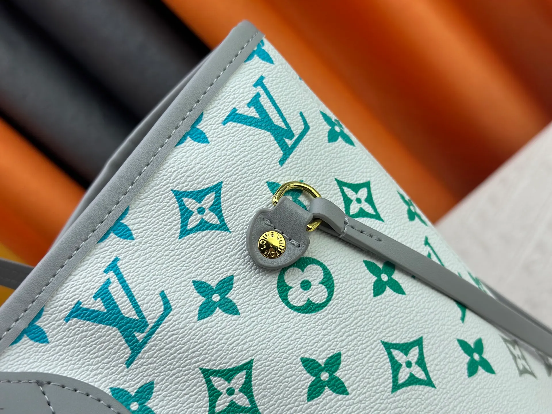 P280 Upgraded original M14210 M45686 M46649 M58907 M46329 M21579 M45685 M46676 M40995 This Neverfull medium handbag uses embossing and printing processes to depict the Monogram pattern on the cow leather. Tighten the side straps and the tote instantly transforms into an elegant urban handbag; the long handle makes it easy to carry over the shoulder or elbow. 31.0 x 28.0 x 14.0 cm (length x height x width)