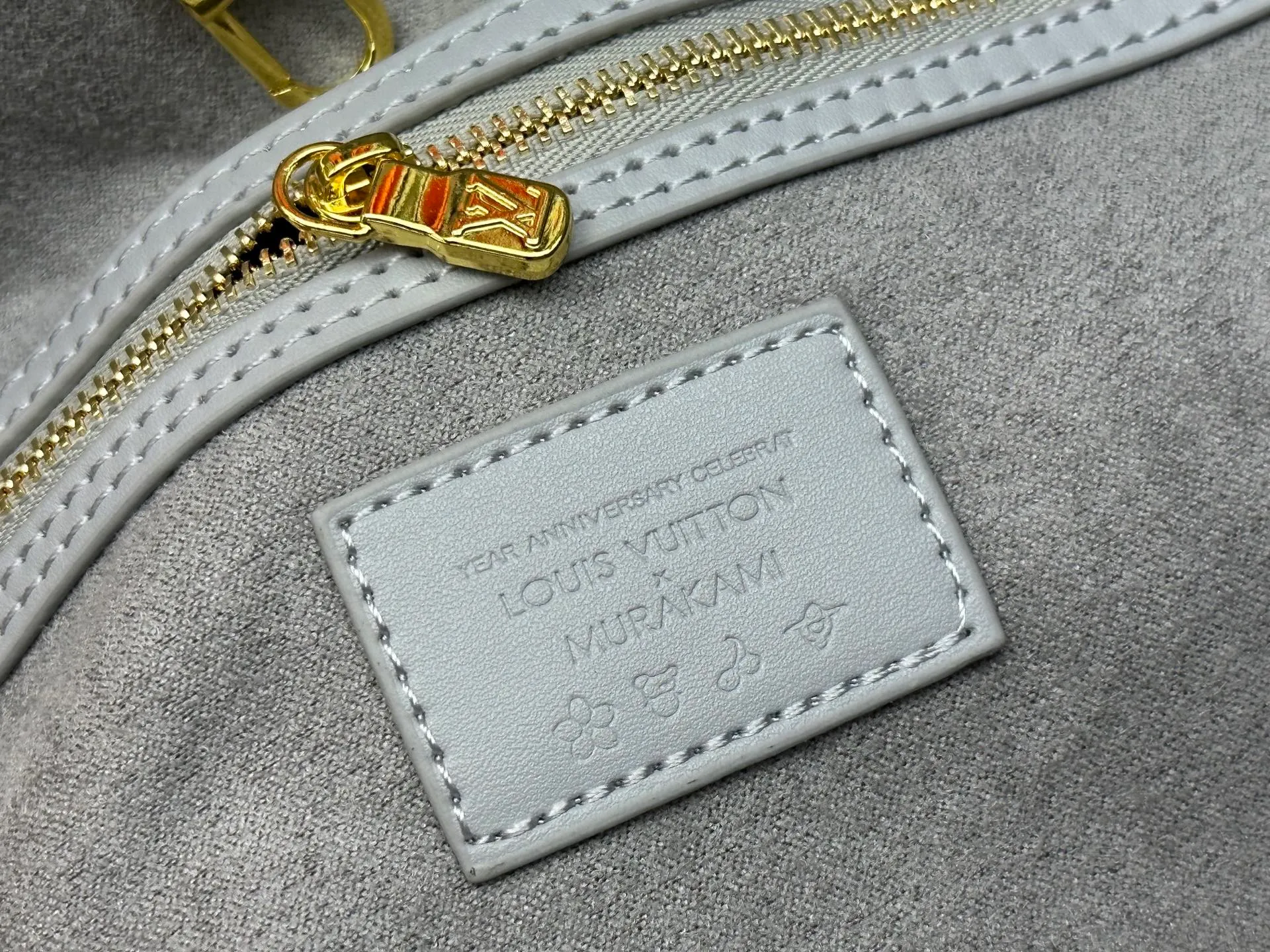 P280 Upgraded original M14210 M45686 M46649 M58907 M46329 M21579 M45685 M46676 M40995 This Neverfull medium handbag uses embossing and printing processes to depict the Monogram pattern on the cow leather. Tighten the side straps and the tote instantly transforms into an elegant urban handbag; the long handle makes it easy to carry over the shoulder or elbow. 31.0 x 28.0 x 14.0 cm (length x height x width)
