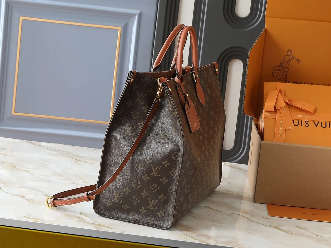 💰260💰Upgraded original M14235 M44576 M45320 M44571 This Organizer handbag is from the OnTheGo series and is made of Monogram canvas with leather handles and name tags. The spacious interior can accommodate laptops and notepads, and multiple pockets allow for organized storage, making it a great companion for urban life. Dimensions: 41.0 x 34.0 x 19.0 cm (length x height x width)