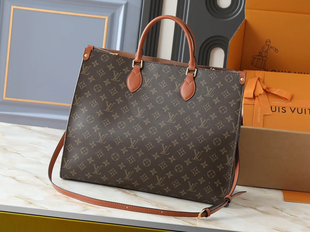 💰260💰Upgraded original M14235 M44576 M45320 M44571 This Organizer handbag is from the OnTheGo series and is made of Monogram canvas with leather handles and name tags. The spacious interior can accommodate laptops and notepads, and multiple pockets allow for organized storage, making it a great companion for urban life. Dimensions: 41.0 x 34.0 x 19.0 cm (length x height x width)