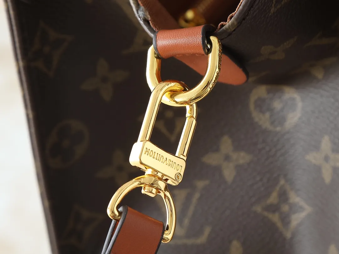 💰260💰Upgraded original M14235 M44576 M45320 M44571 This Organizer handbag is from the OnTheGo series and is made of Monogram canvas with leather handles and name tags. The spacious interior can accommodate laptops and notepads, and multiple pockets allow for organized storage, making it a great companion for urban life. Dimensions: 41.0 x 34.0 x 19.0 cm (length x height x width)