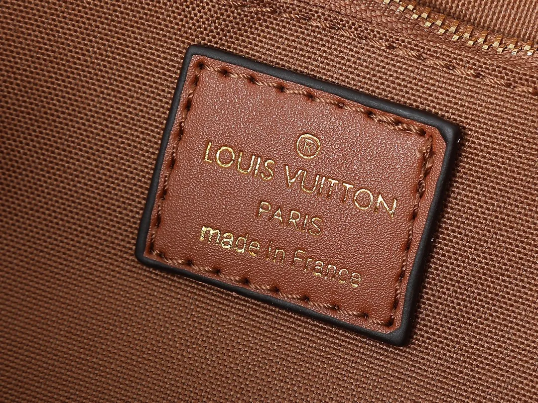 💰260💰Upgraded original M14235 M44576 M45320 M44571 This Organizer handbag is from the OnTheGo series and is made of Monogram canvas with leather handles and name tags. The spacious interior can accommodate laptops and notepads, and multiple pockets allow for organized storage, making it a great companion for urban life. Dimensions: 41.0 x 34.0 x 19.0 cm (length x height x width)