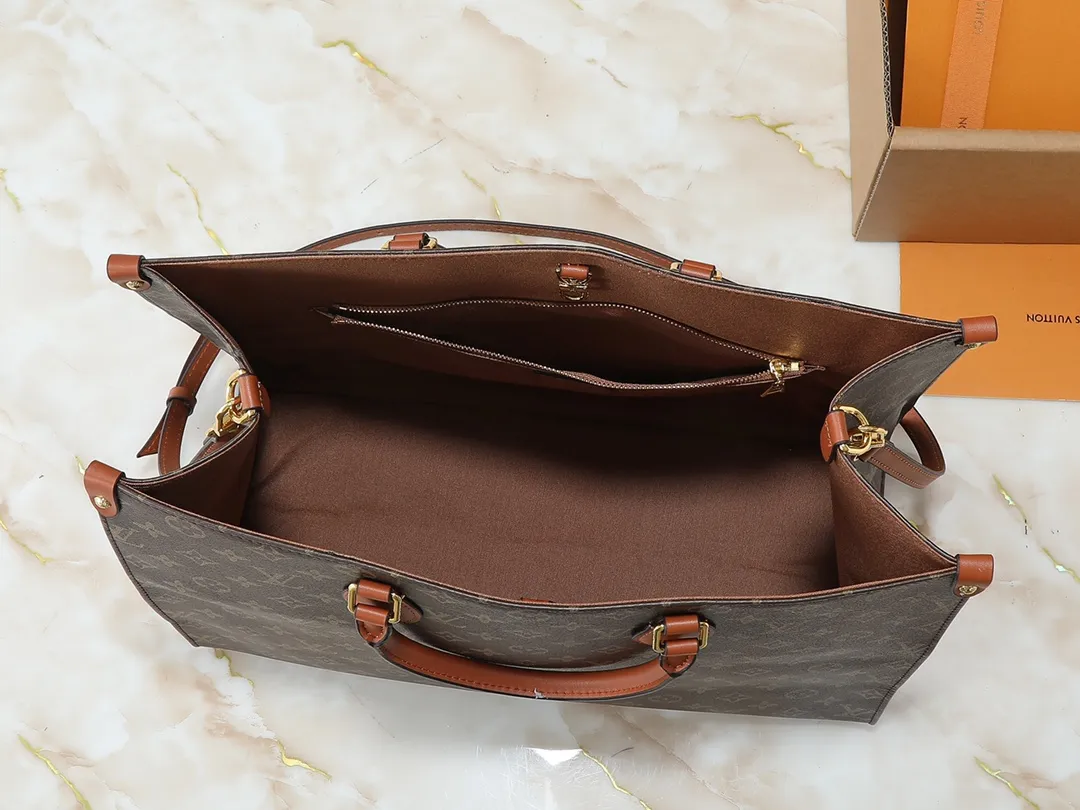 💰260💰Upgraded original M14235 M44576 M45320 M44571 This Organizer handbag is from the OnTheGo series and is made of Monogram canvas with leather handles and name tags. The spacious interior can accommodate laptops and notepads, and multiple pockets allow for organized storage, making it a great companion for urban life. Dimensions: 41.0 x 34.0 x 19.0 cm (length x height x width)