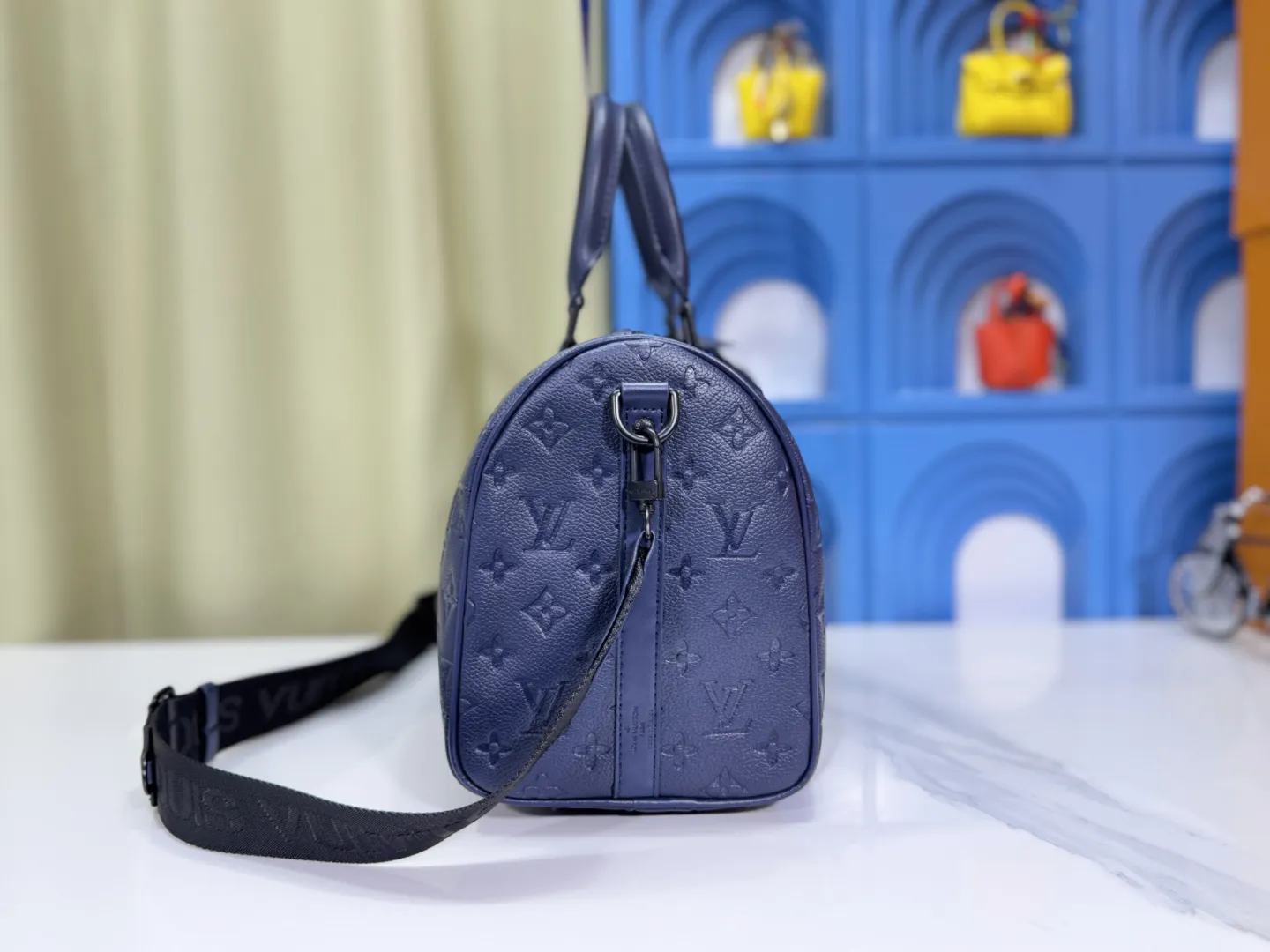 P260 Upgraded original [keepall 35 handbag] m22765 m11691 indigo (embossed) This keepall 35 travel bag is made of monogram shadow leather with full monogram embossing and matte metal parts to achieve a simple design. The cabin luggage size is suitable for short trips. The keepall soft travel bag series was born in the 1930s and is as classic and elegant as ever. Top layer of skin! ! ! Dimensions: 35x21x16 cm