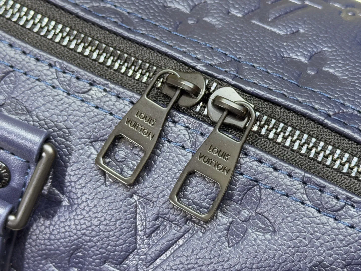 P260 Upgraded original [keepall 35 handbag] m22765 m11691 indigo (embossed) This keepall 35 travel bag is made of monogram shadow leather with full monogram embossing and matte metal parts to achieve a simple design. The cabin luggage size is suitable for short trips. The keepall soft travel bag series was born in the 1930s and is as classic and elegant as ever. Top layer of skin! ! ! Dimensions: 35x21x16 cm