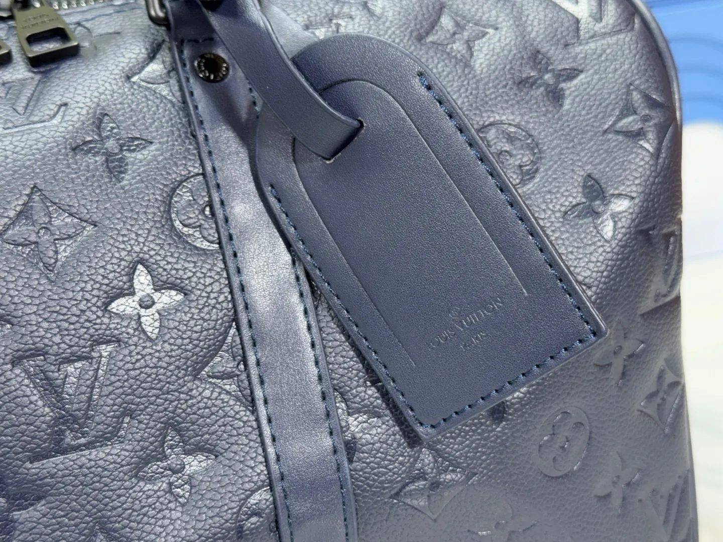 P260 Upgraded original [keepall 35 handbag] m22765 m11691 indigo (embossed) This keepall 35 travel bag is made of monogram shadow leather with full monogram embossing and matte metal parts to achieve a simple design. The cabin luggage size is suitable for short trips. The keepall soft travel bag series was born in the 1930s and is as classic and elegant as ever. Top layer of skin! ! ! Dimensions: 35x21x16 cm