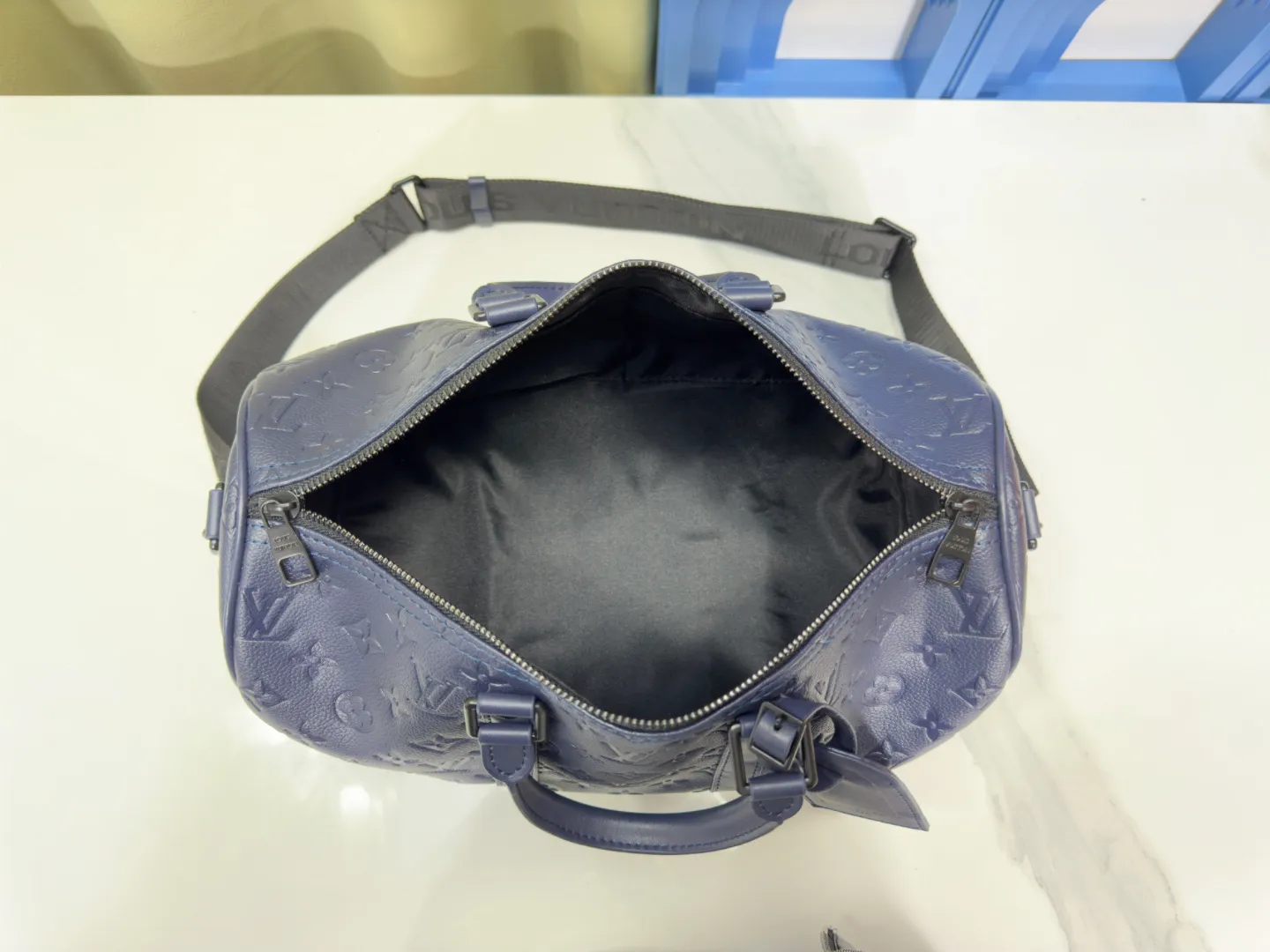 P260 Upgraded original [keepall 35 handbag] m22765 m11691 indigo (embossed) This keepall 35 travel bag is made of monogram shadow leather with full monogram embossing and matte metal parts to achieve a simple design. The cabin luggage size is suitable for short trips. The keepall soft travel bag series was born in the 1930s and is as classic and elegant as ever. Top layer of skin! ! ! Dimensions: 35x21x16 cm