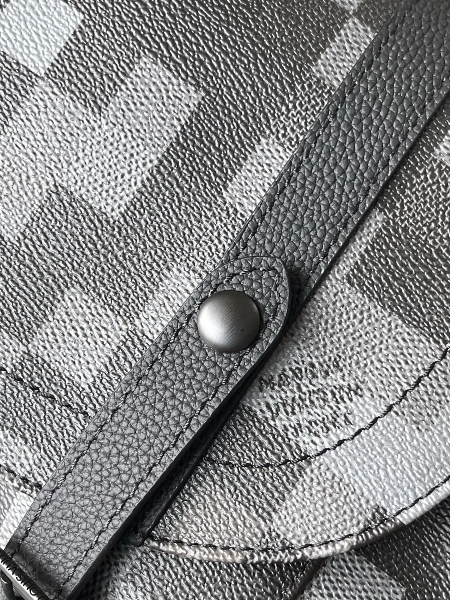 💰1180 Top Original M14952 This Christopher medium backpack is made of Damoflage Black canvas to create a modern and elegant structure, and the classic Damier pattern is reconstructed with a pixel effect. The Marque L.Vuitton Deposee logo is also integrated into it, vividly interpreting ultra-modern style. Dimensions: 38 × 44 × 12.5 cm