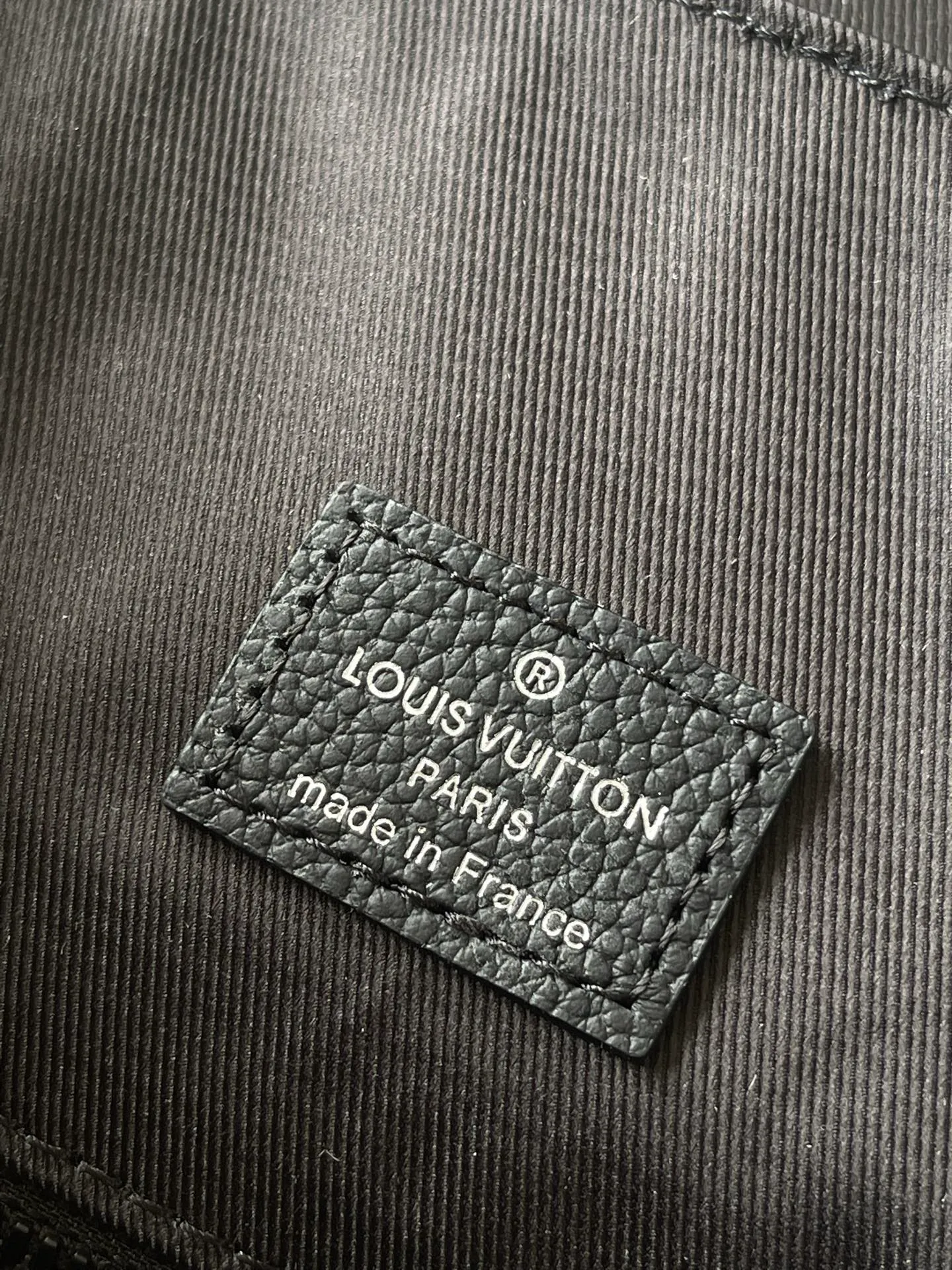 💰1180 Top Original M14952 This Christopher medium backpack is made of Damoflage Black canvas to create a modern and elegant structure, and the classic Damier pattern is reconstructed with a pixel effect. The Marque L.Vuitton Deposee logo is also integrated into it, vividly interpreting ultra-modern style. Dimensions: 38 × 44 × 12.5 cm
