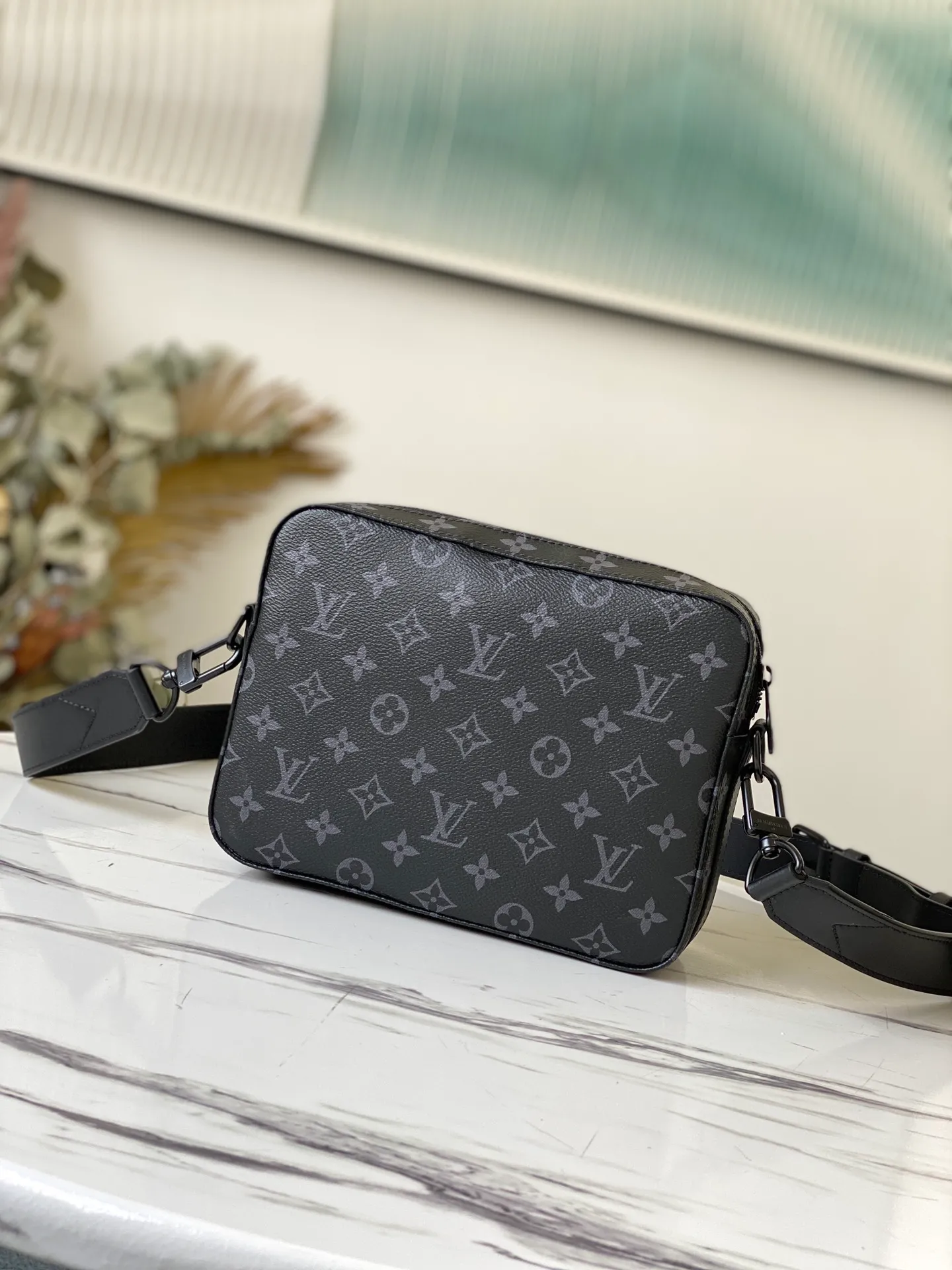 💰940 Top original order M45585 This new Steamer messenger bag injects the brand's traditional elements into the New Classics series with exquisite shape. Iconic Monogram Eclipse canvas is paired with classic elements like Steamer-style chains. Comes with a detachable shoulder strap for easy carrying. Zippered compartments provide ample storage space, and front pocket flaps and magnetic locks keep items safe. Dimensions: 23.5 x 17 x 6 cm