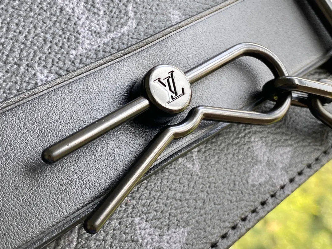 💰940 Top original order M45585 This new Steamer messenger bag injects the brand's traditional elements into the New Classics series with exquisite shape. Iconic Monogram Eclipse canvas is paired with classic elements like Steamer-style chains. Comes with a detachable shoulder strap for easy carrying. Zippered compartments provide ample storage space, and front pocket flaps and magnetic locks keep items safe. Dimensions: 23.5 x 17 x 6 cm