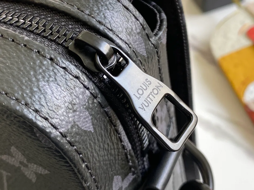 💰940 Top original order M45585 This new Steamer messenger bag injects the brand's traditional elements into the New Classics series with exquisite shape. Iconic Monogram Eclipse canvas is paired with classic elements like Steamer-style chains. Comes with a detachable shoulder strap for easy carrying. Zippered compartments provide ample storage space, and front pocket flaps and magnetic locks keep items safe. Dimensions: 23.5 x 17 x 6 cm