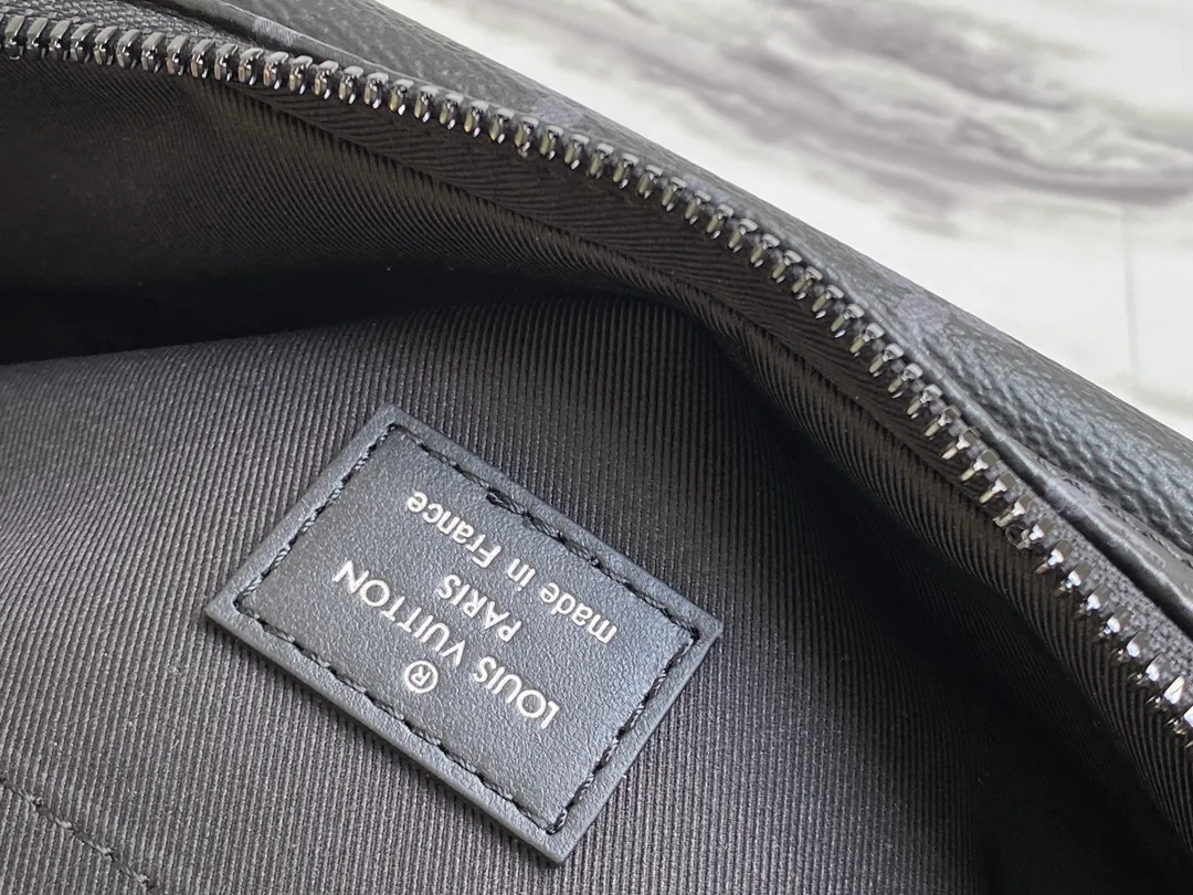💰940 Top original order M45585 This new Steamer messenger bag injects the brand's traditional elements into the New Classics series with exquisite shape. Iconic Monogram Eclipse canvas is paired with classic elements like Steamer-style chains. Comes with a detachable shoulder strap for easy carrying. Zippered compartments provide ample storage space, and front pocket flaps and magnetic locks keep items safe. Dimensions: 23.5 x 17 x 6 cm