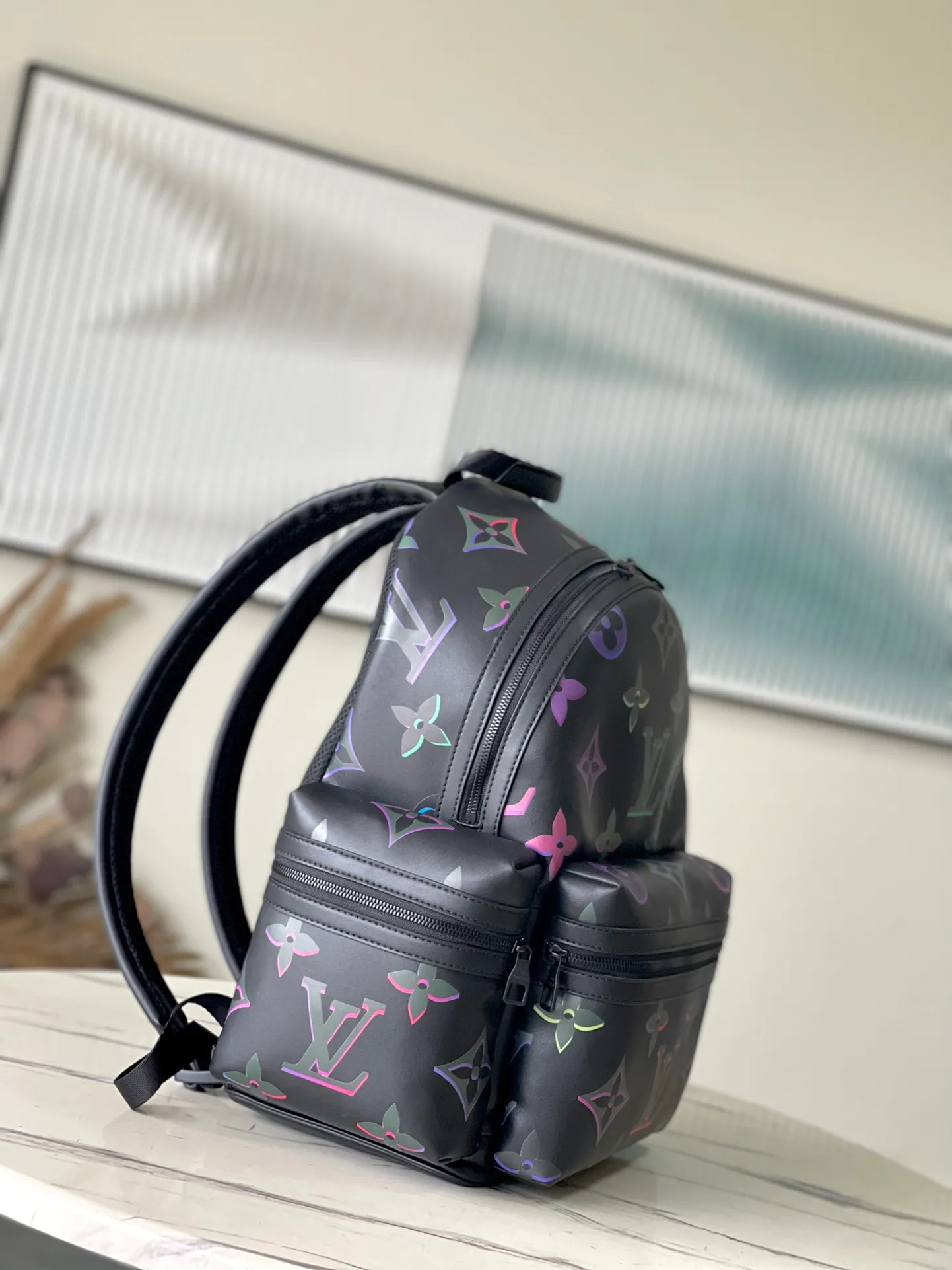 💰1540 Top original order M22488 Comet backpack is made of soft cow leather, making the Monogram flowers and letters of the Monogram pattern shine with neon colors. There are zipper pockets on the front and sides for easy access to your belongings. Dimensions: 37 × 43 × 17 cm