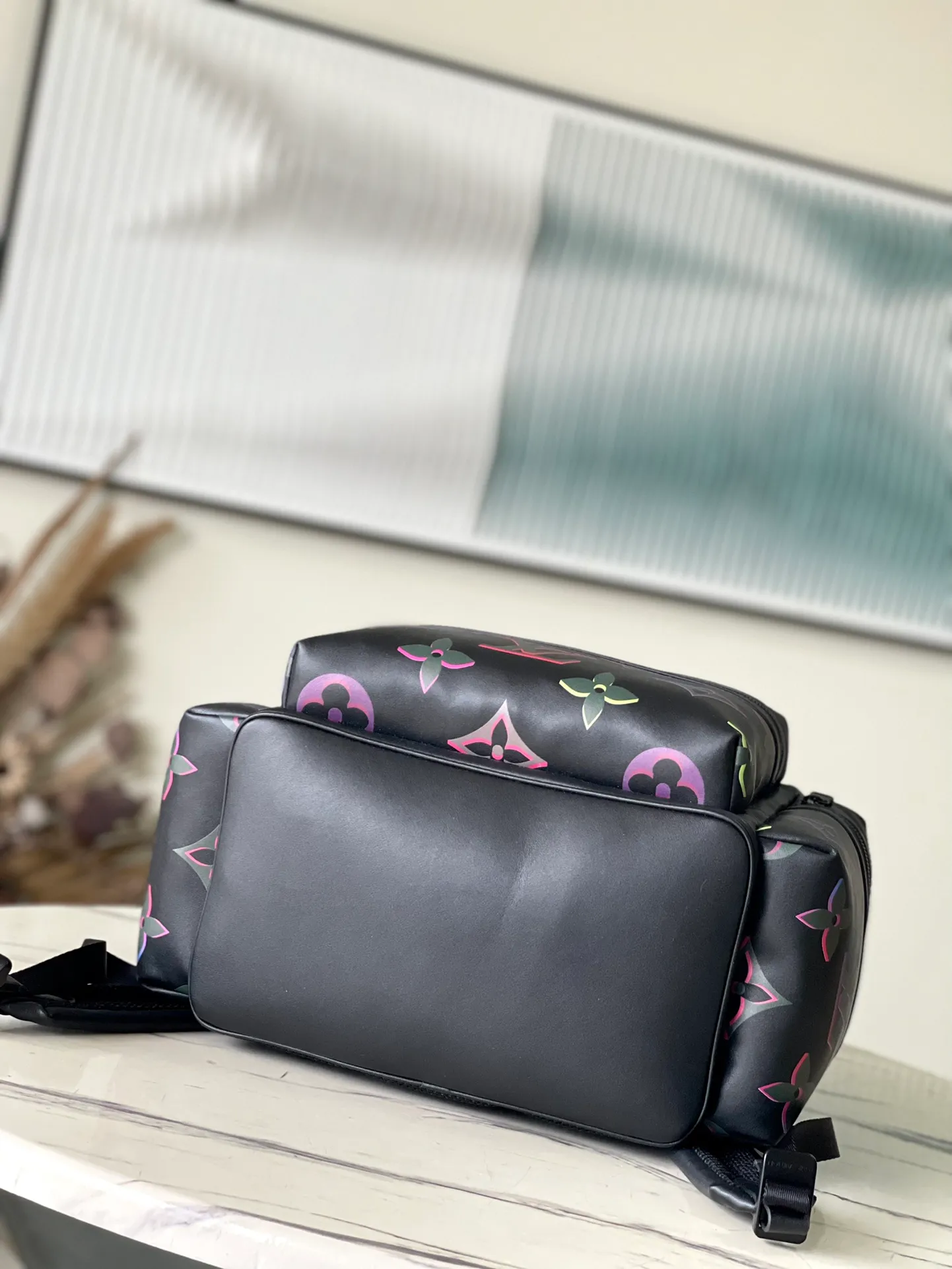 💰1540 Top original order M22488 Comet backpack is made of soft cow leather, making the Monogram flowers and letters of the Monogram pattern shine with neon colors. There are zipper pockets on the front and sides for easy access to your belongings. Dimensions: 37 × 43 × 17 cm
