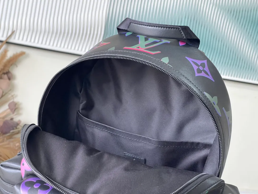 💰1540 Top original order M22488 Comet backpack is made of soft cow leather, making the Monogram flowers and letters of the Monogram pattern shine with neon colors. There are zipper pockets on the front and sides for easy access to your belongings. Dimensions: 37 × 43 × 17 cm