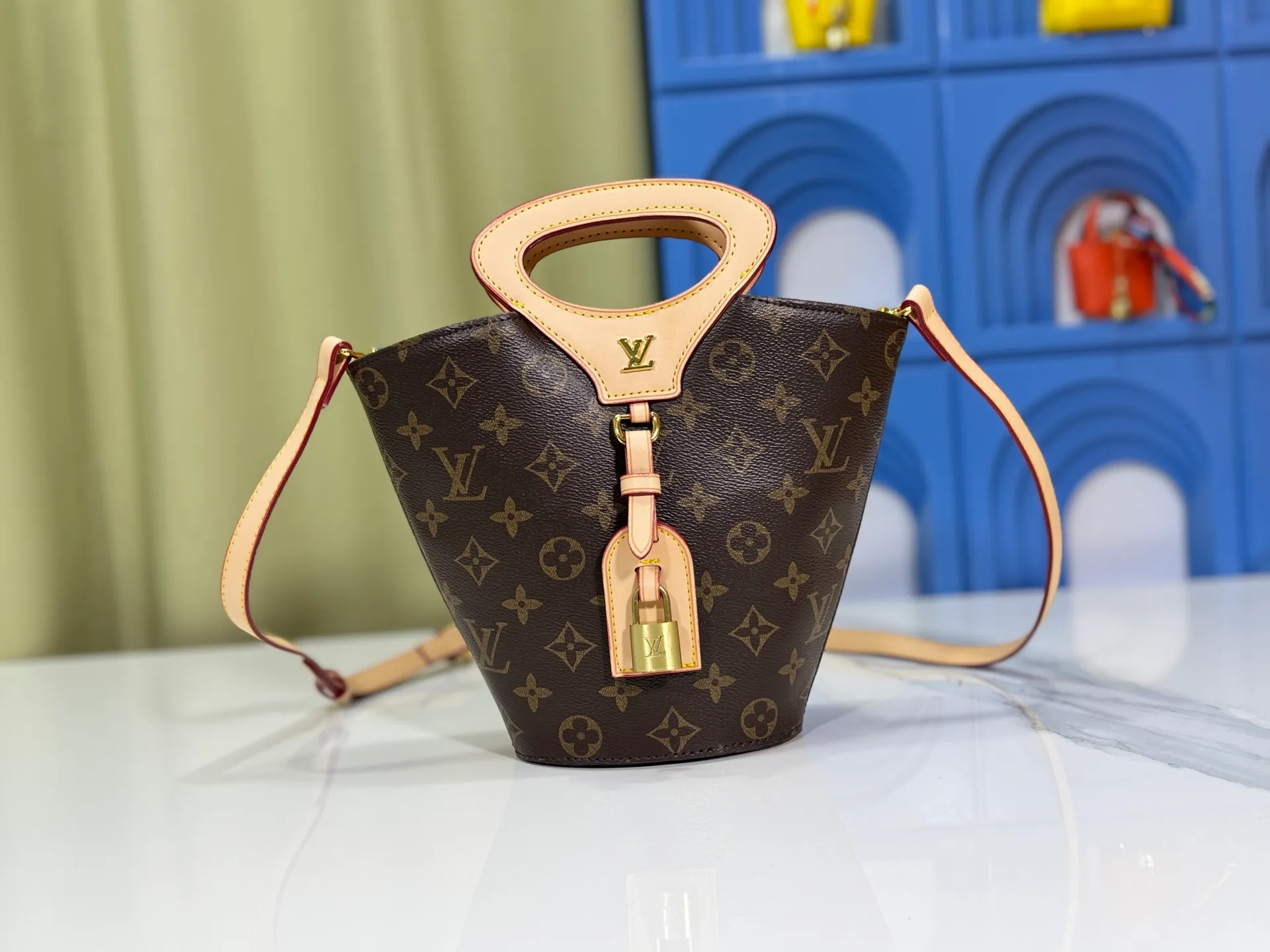 P260 upgraded version M14680 M13480 Nicolas Ghesquière presented the Rivage BB handbag at the 2025 spring and summer show. It is cut out of Monogram canvas in a bucket shape and reinterprets the Noctambule handbag launched by Louis Vuitton in 1999. The trunk-style handles, LV-engraved padlock and leather luggage tag add classic elements, and the shoulder strap makes it easy to carry cross-body. Dimensions: 12.0 x 18.0 x 7.0 cm (L x H x W) • Coated canvas • Cow leather trim • Textile lining • Metal hardware • Padlock • Name tag • Holds a 6.7" smartphone, Sarah long wallet, notebook, sunglasses and keys • Shoulder strap: removable, adjustable • Half-length strap: 45.0 cm • Half-length strap adjustable to: 50.0 cm • Handle: Double handle