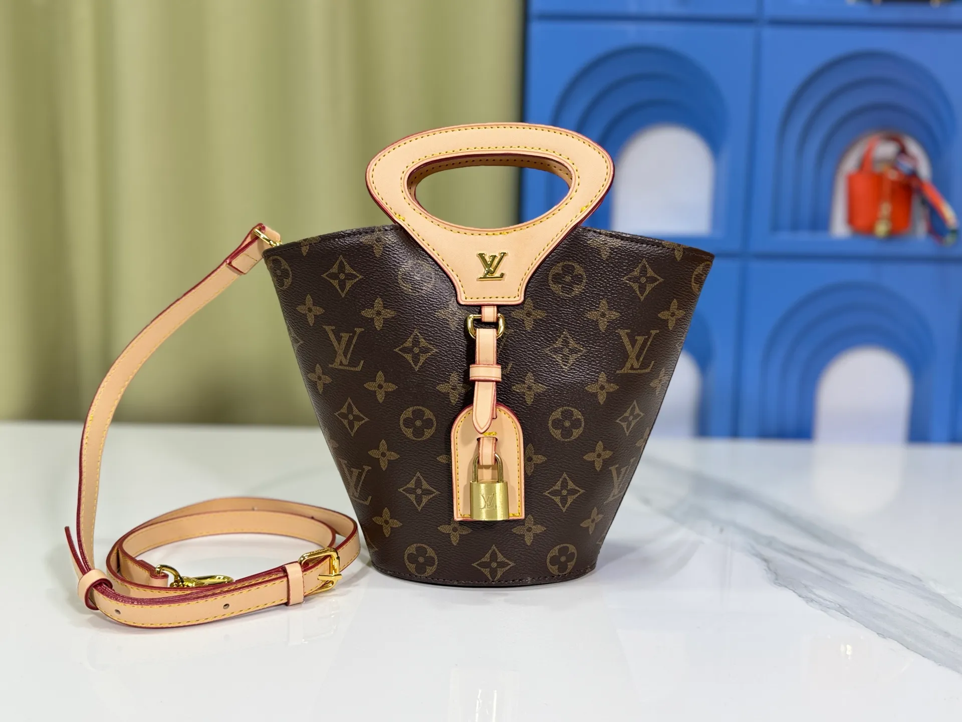 P260 upgraded version M14680 M13480 Nicolas Ghesquière presented the Rivage BB handbag at the 2025 spring and summer show. It is cut out of Monogram canvas in a bucket shape and reinterprets the Noctambule handbag launched by Louis Vuitton in 1999. The trunk-style handles, LV-engraved padlock and leather luggage tag add classic elements, and the shoulder strap makes it easy to carry cross-body. Dimensions: 12.0 x 18.0 x 7.0 cm (L x H x W) • Coated canvas • Cow leather trim • Textile lining • Metal hardware • Padlock • Name tag • Holds a 6.7" smartphone, Sarah long wallet, notebook, sunglasses and keys • Shoulder strap: removable, adjustable • Half-length strap: 45.0 cm • Half-length strap adjustable to: 50.0 cm • Handle: Double handle